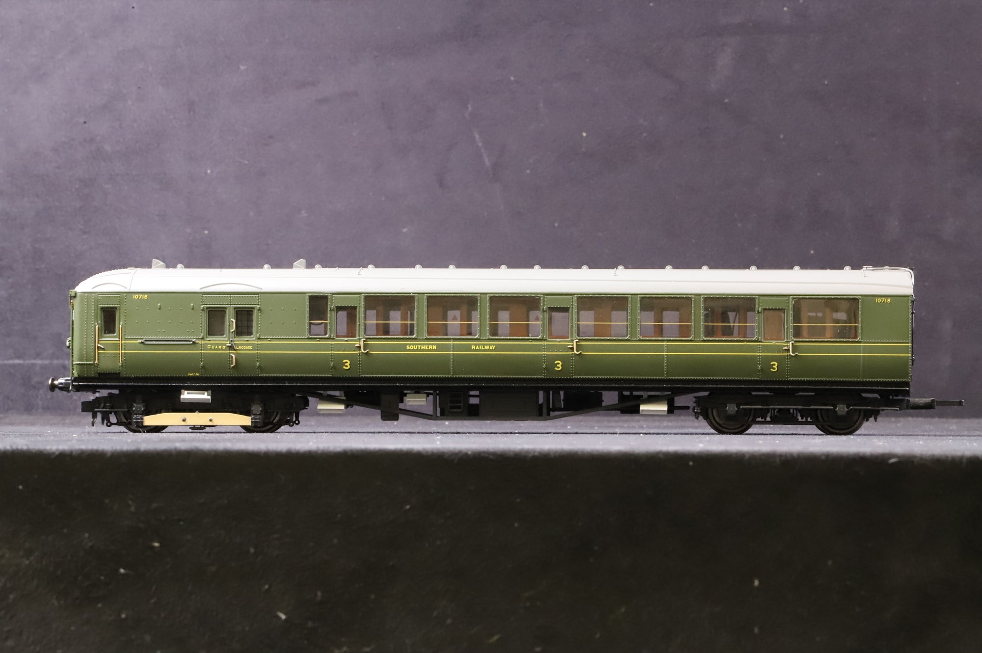 Hornby OO R3700 2-BIL EMU Set No.2152 in Lined SR Green - DCC Sound