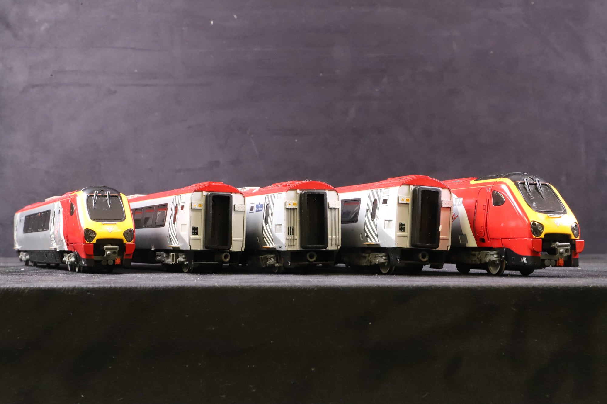 Bachmann OO 32-626 Class 221 Virgin Voyager '221 101' 5 Car Tilt