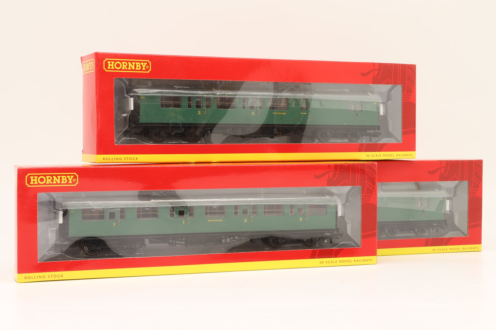 Hornby OO Rake Of 3 SR Bulleid Coaches Green Inc. R4884B, R4882 & R4884A