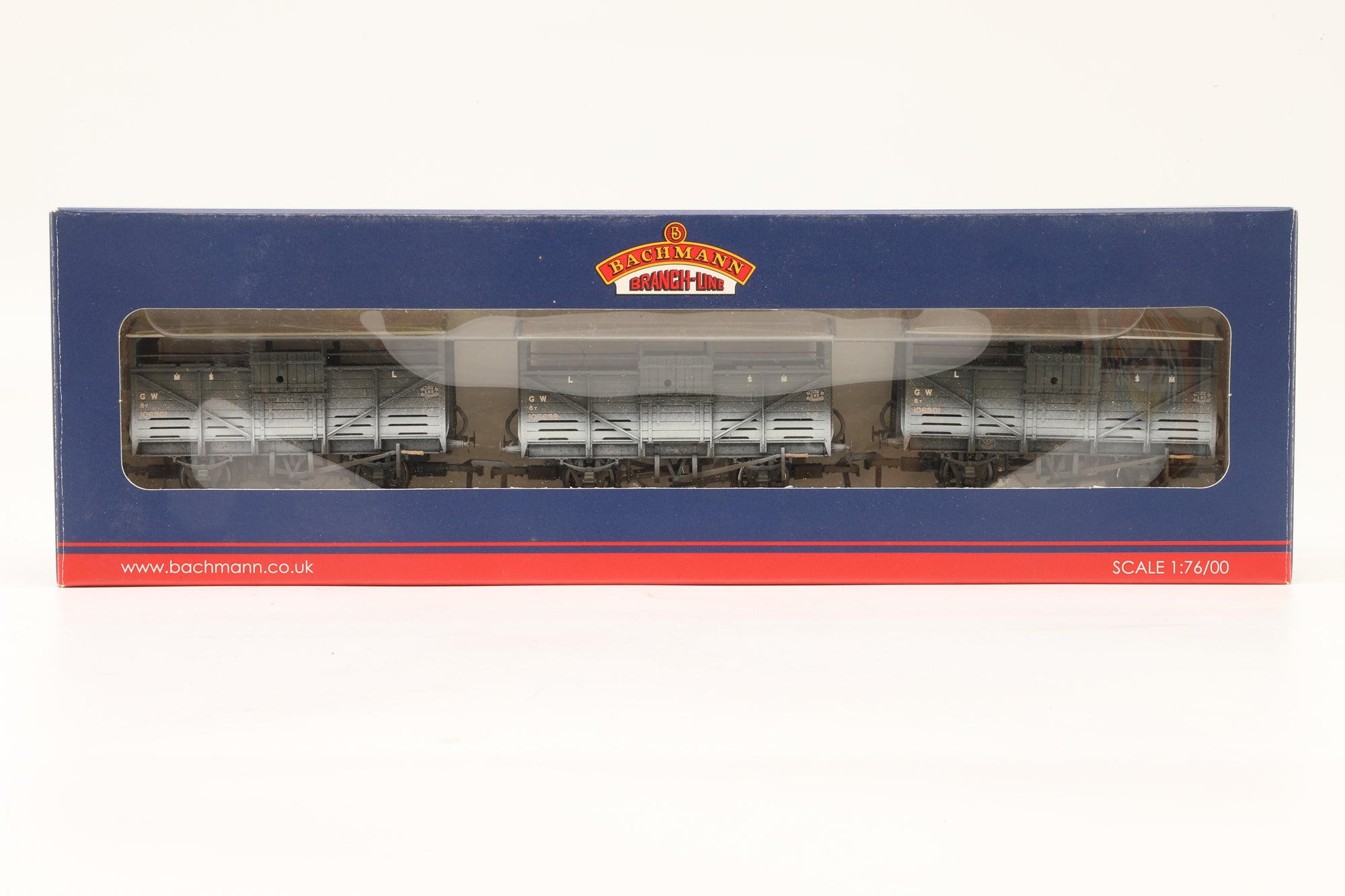 Bachmann OO 37-711Z Triple Pack of 8-Ton Cattle Wagons in GWR Grey – Weathered