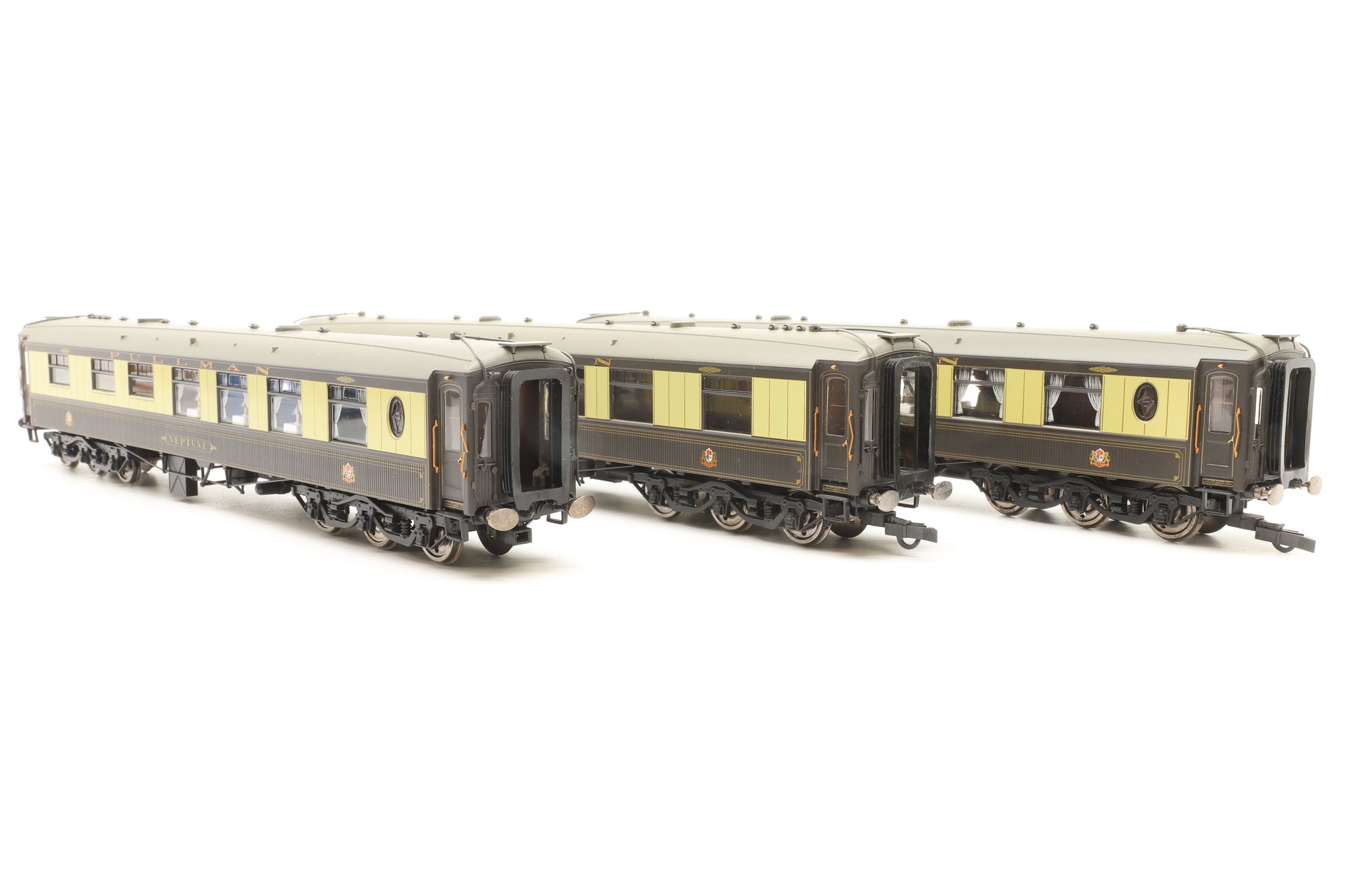 Hornby OO Rake Of 3 12 Wheel Pullman Cars With Lighting