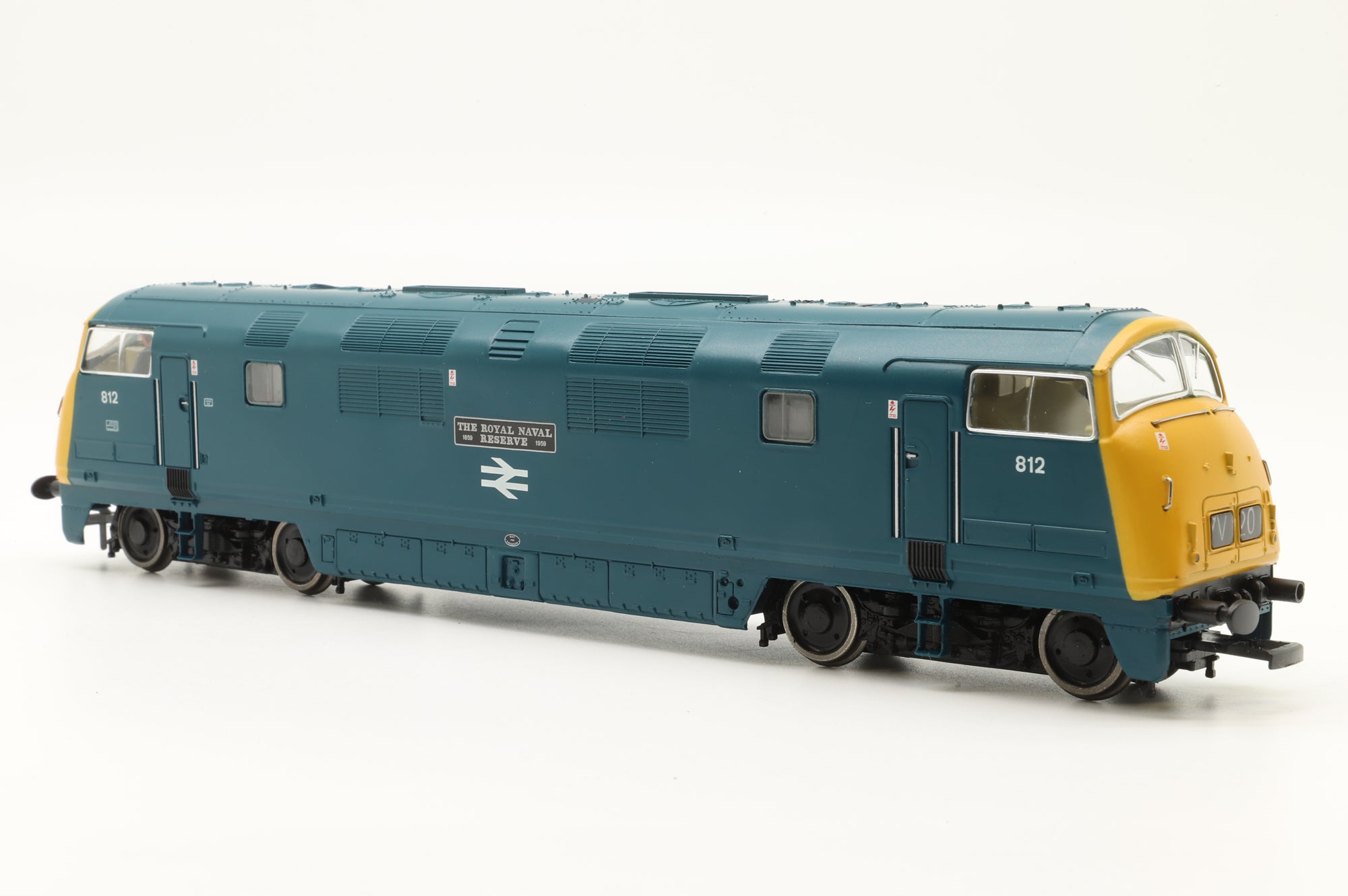 Bachmann OO 32-061 Class 42 Diesel Hydraulic 'D812' 'The Royal Naval Reserve' BR Blue