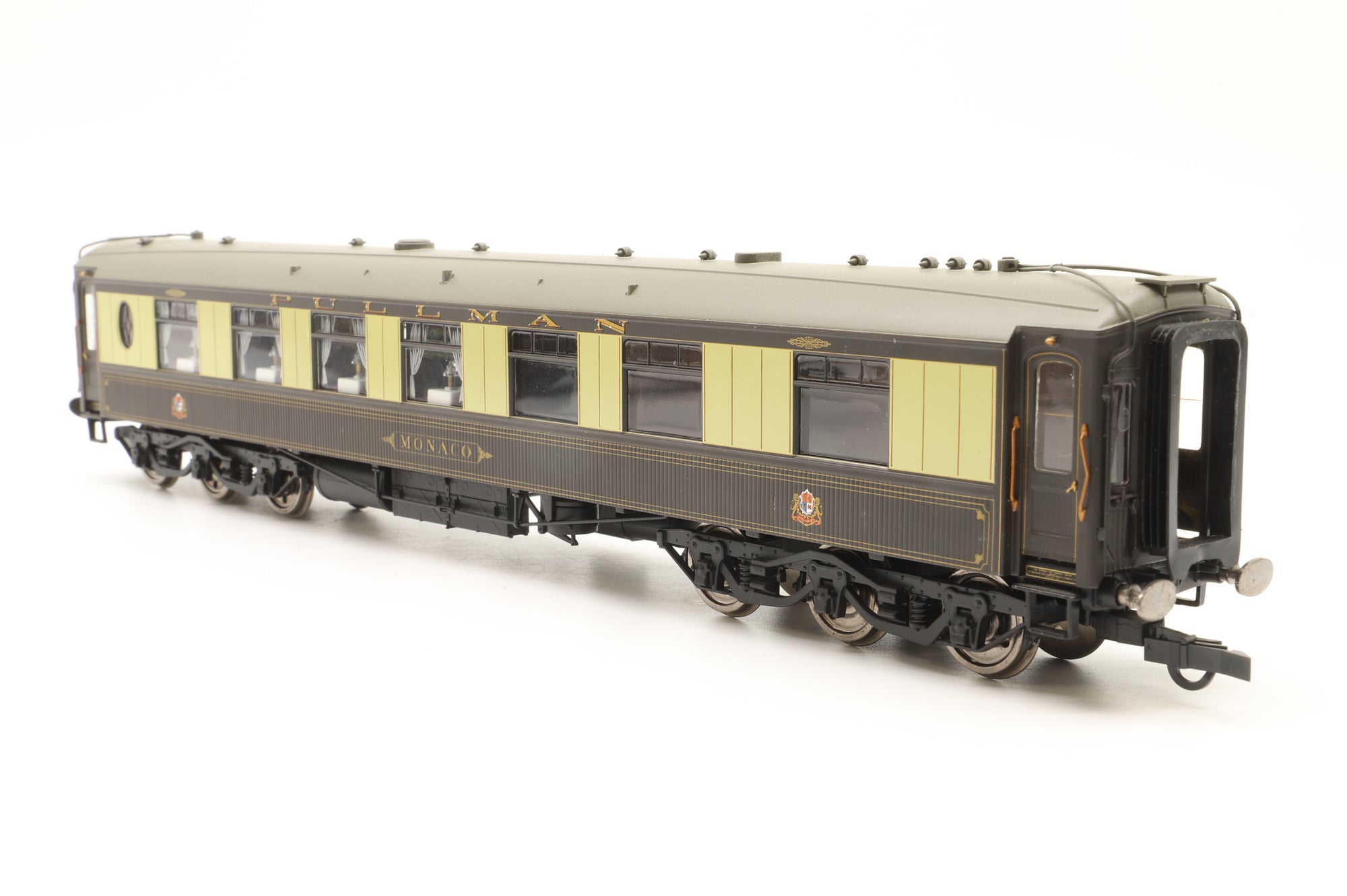 Hornby OO Rake Of 3 12 Wheel Pullman Cars With Lighting