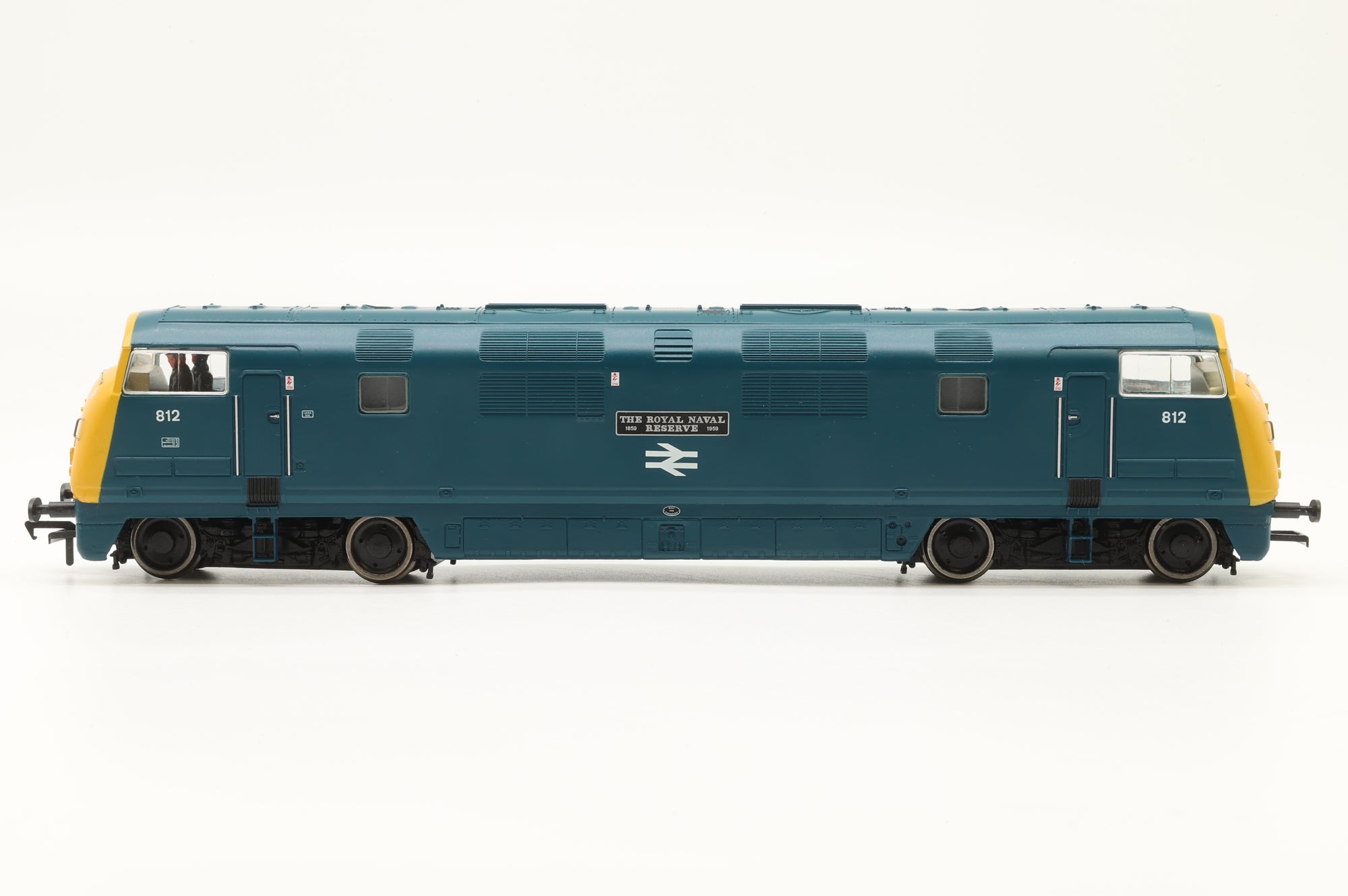 Bachmann OO 32-061 Class 42 Diesel Hydraulic 'D812' 'The Royal Naval Reserve' BR Blue