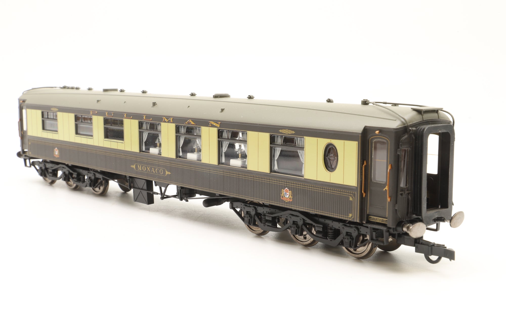 Hornby OO Rake Of 3 12 Wheel Pullman Cars With Lighting