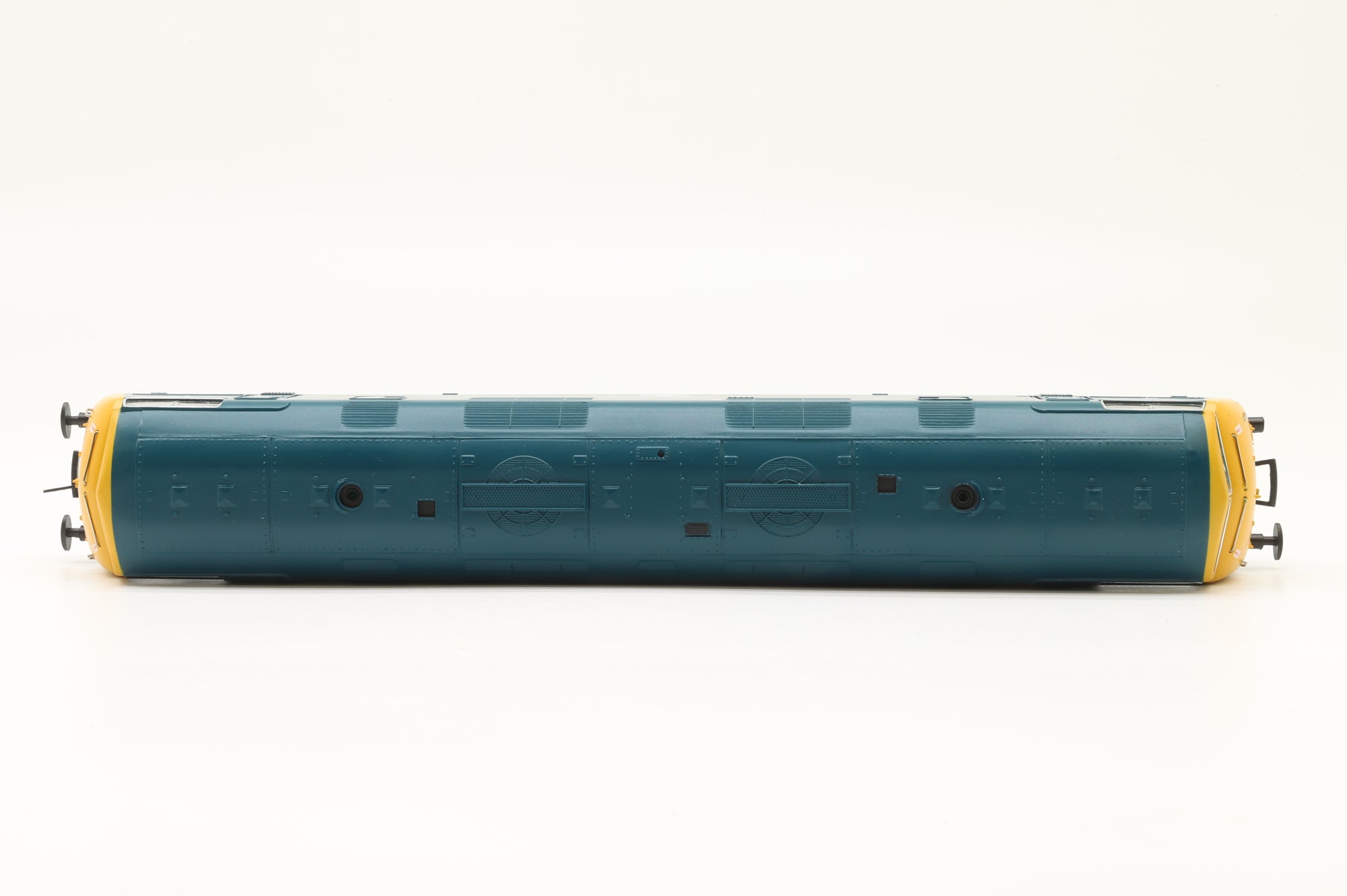 Bachmann OO 32-061 Class 42 Diesel Hydraulic 'D812' 'The Royal Naval Reserve' BR Blue