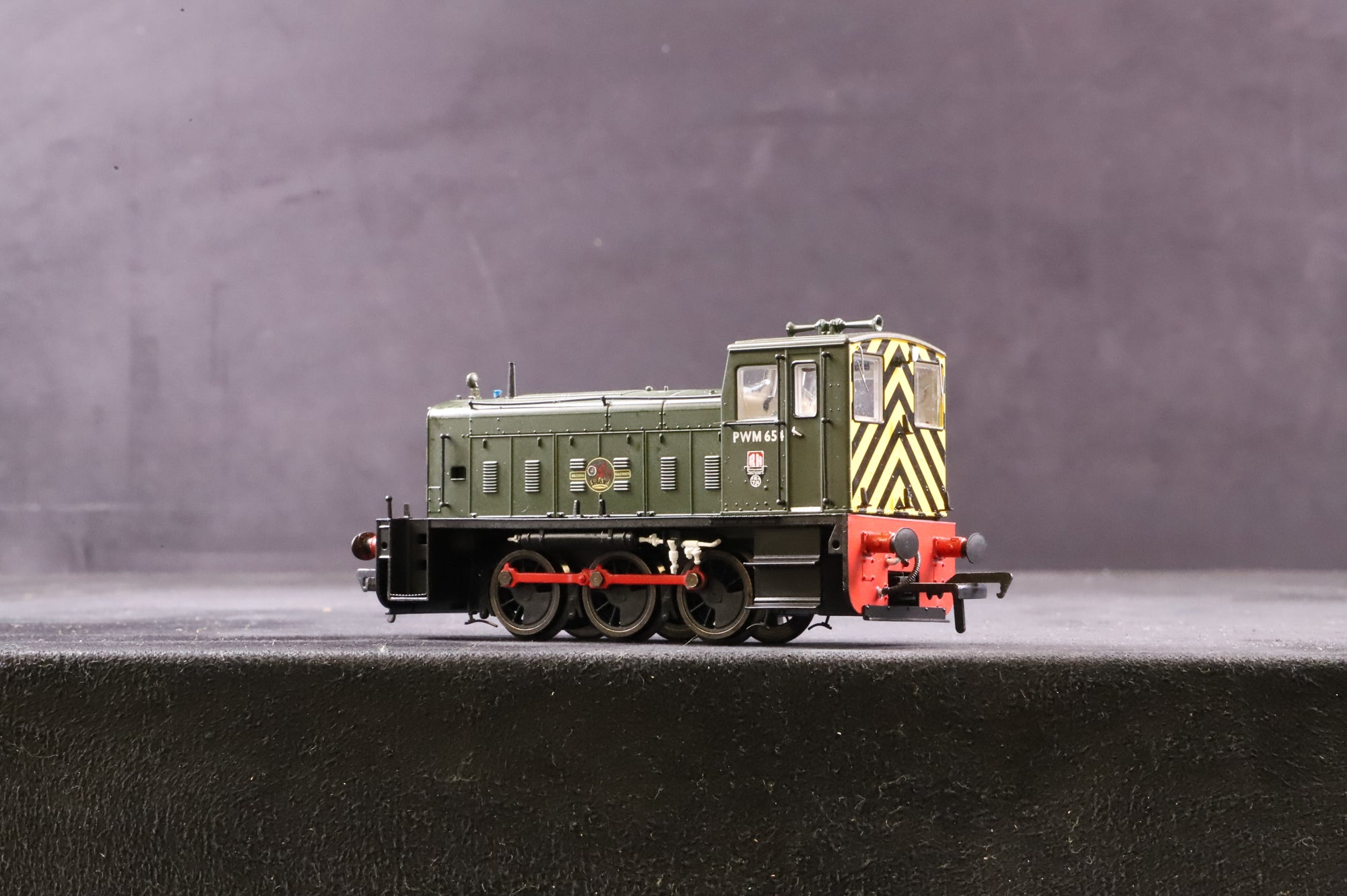 Model Rail OO MR-401 Ruston 165DE PWM654 in BR Green w/ Wasp Stripes