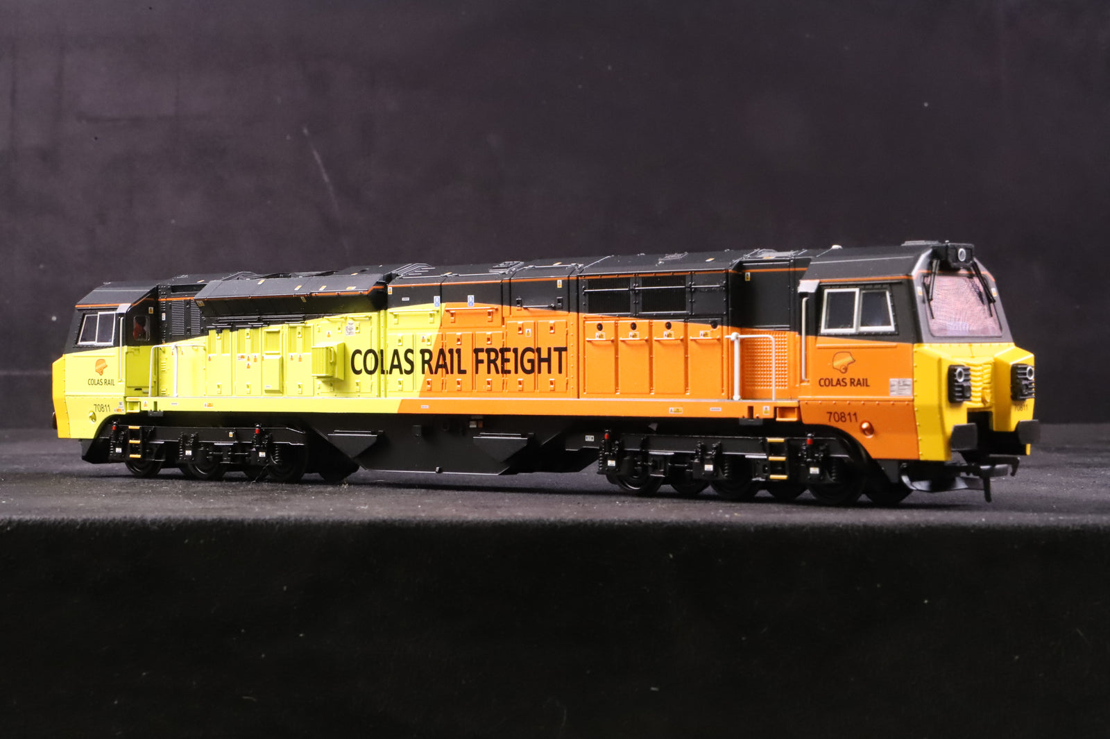 Bachmann OO 31-591A Class 70 70811 in Colas Rail Freight Livery