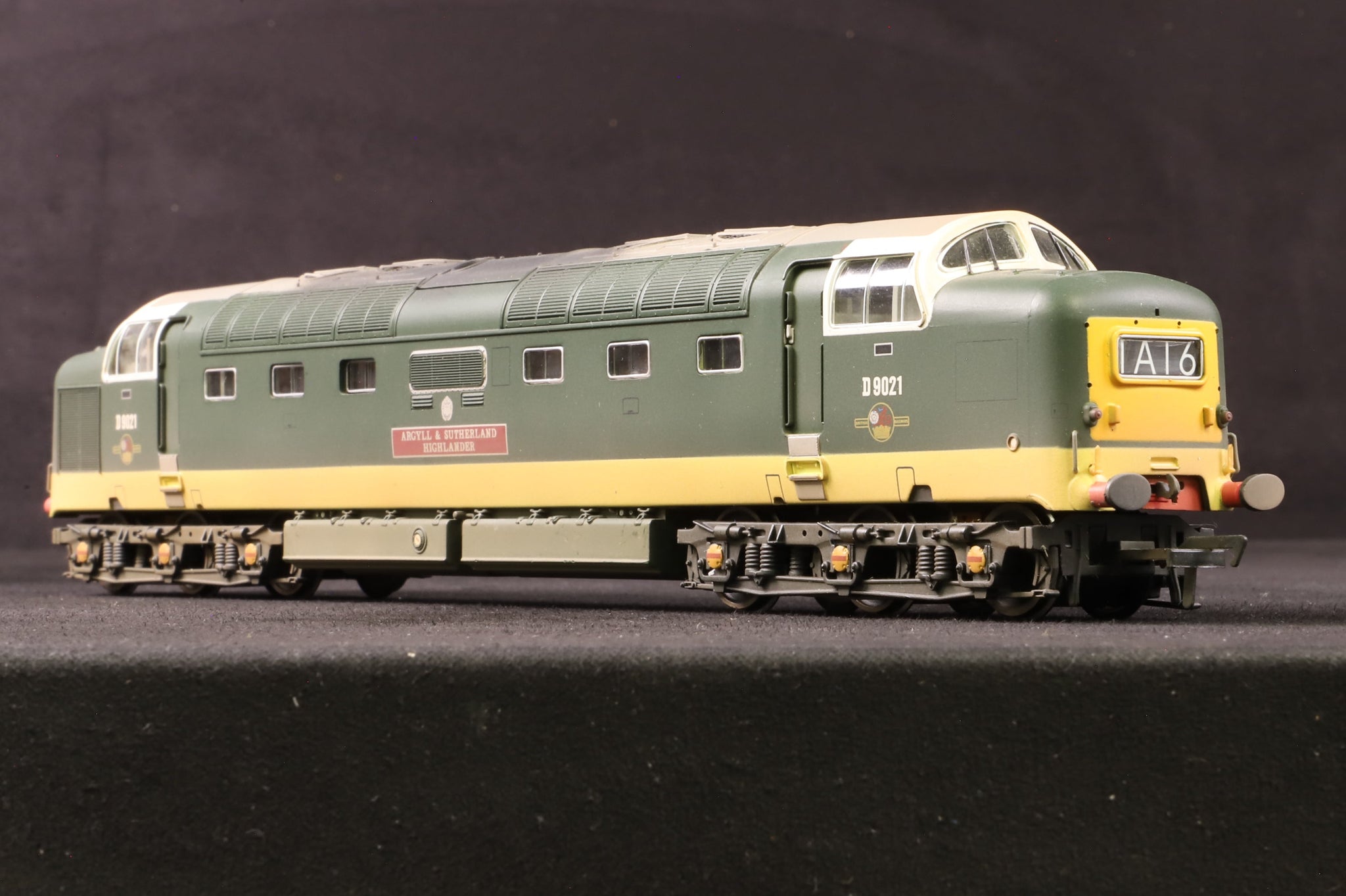 Bachmann OO 32-525Y Class 55 Deltic D9021 'Argyll & Sutherland' in