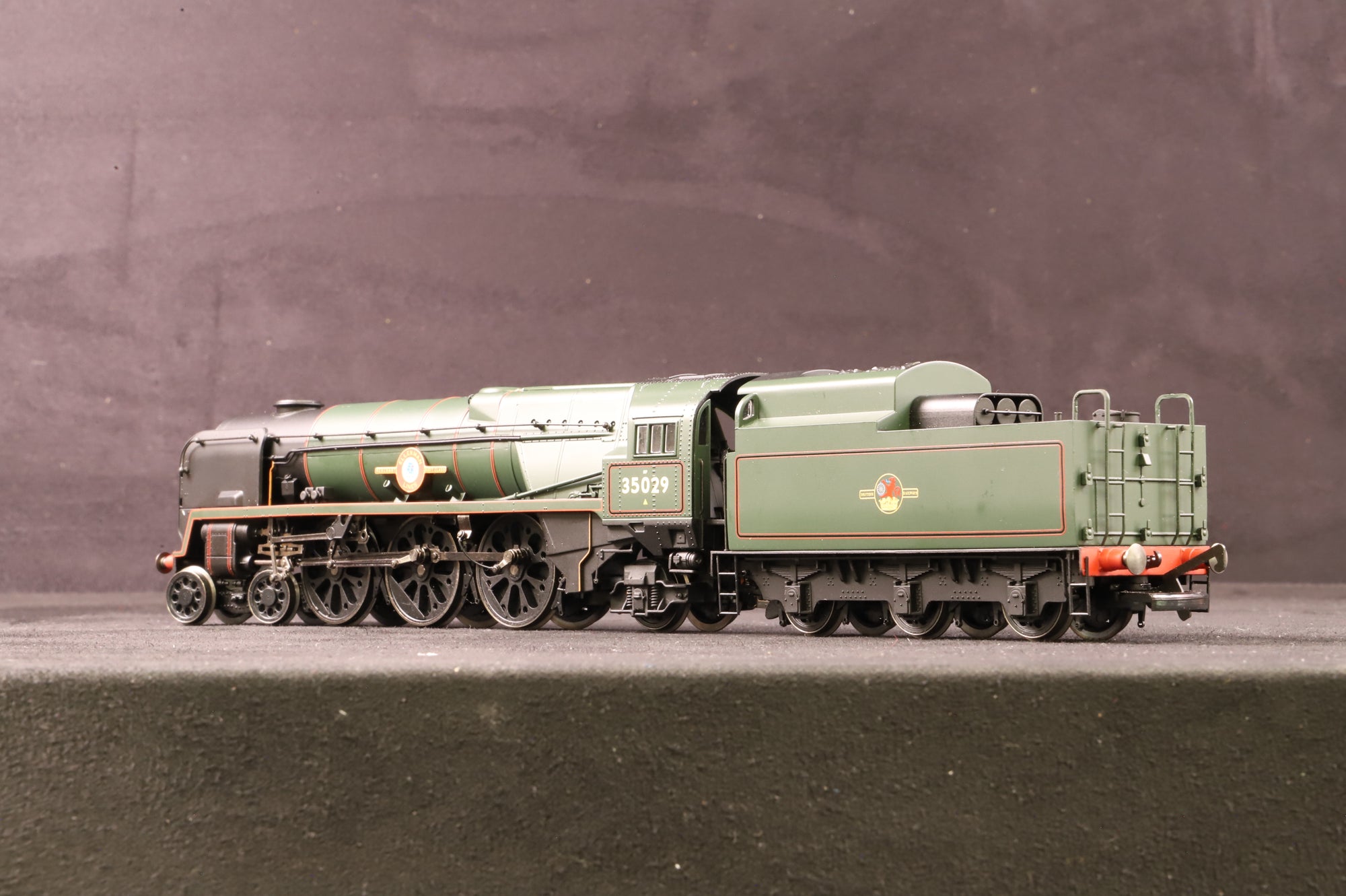 Hornby OO R2294 Merchant Navy Class 35029 'Ellerman Lines' in Lined BR Green w/ Late Crests