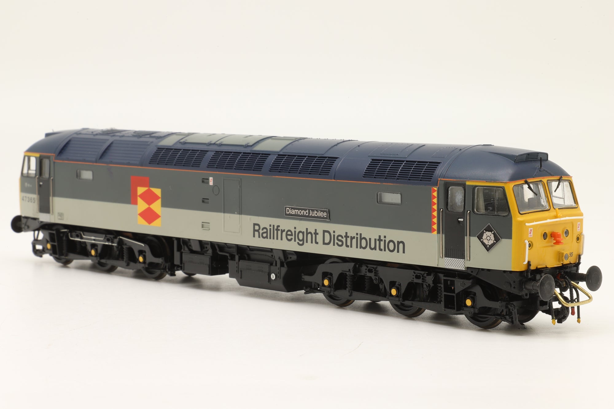 Bachmann OO 32-816 Class 47 '47365' 'Diamond Jubilee' Railfreight Distribution DCC Sound