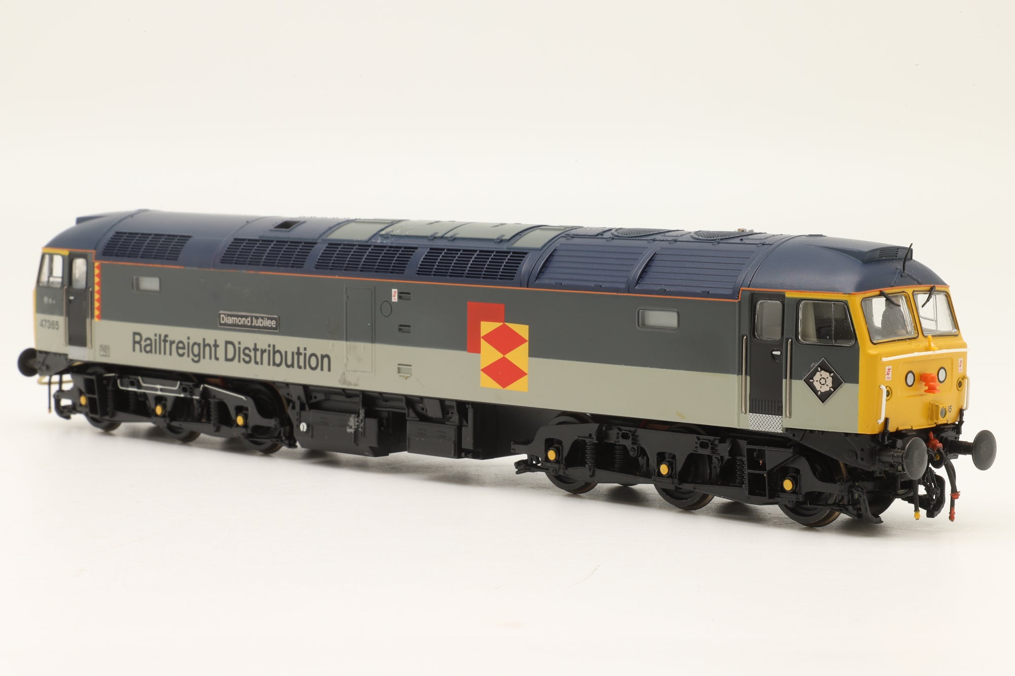 Bachmann OO 32-816 Class 47 '47365' 'Diamond Jubilee' Railfreight Distribution DCC Sound