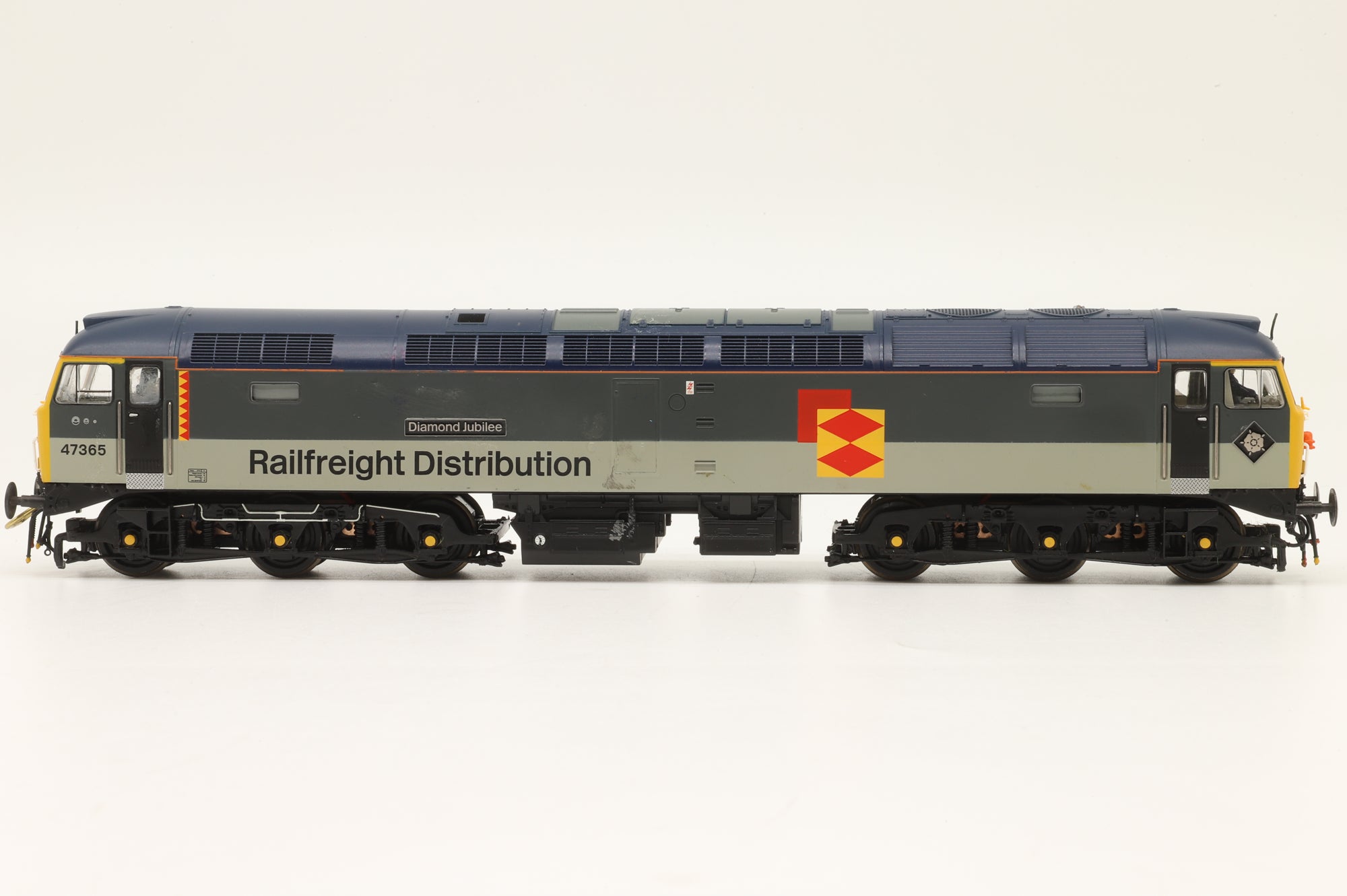 Bachmann OO 32-816 Class 47 '47365' 'Diamond Jubilee' Railfreight Distribution DCC Sound