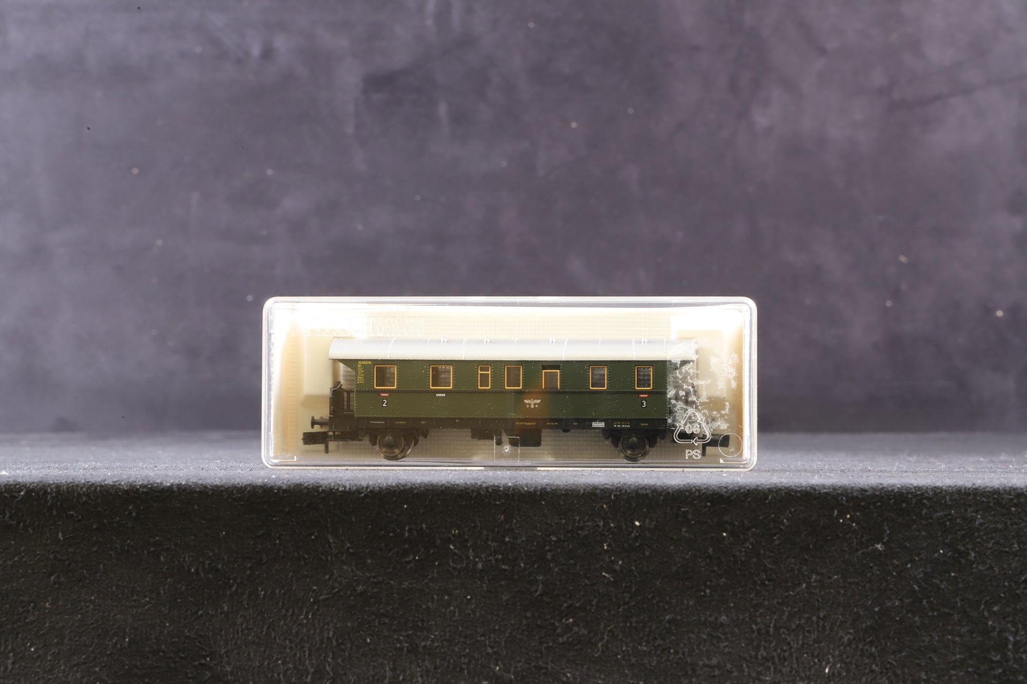Fleischmann N Rake Of 2 DR Green Coaches Inc. 8872k & 848854k