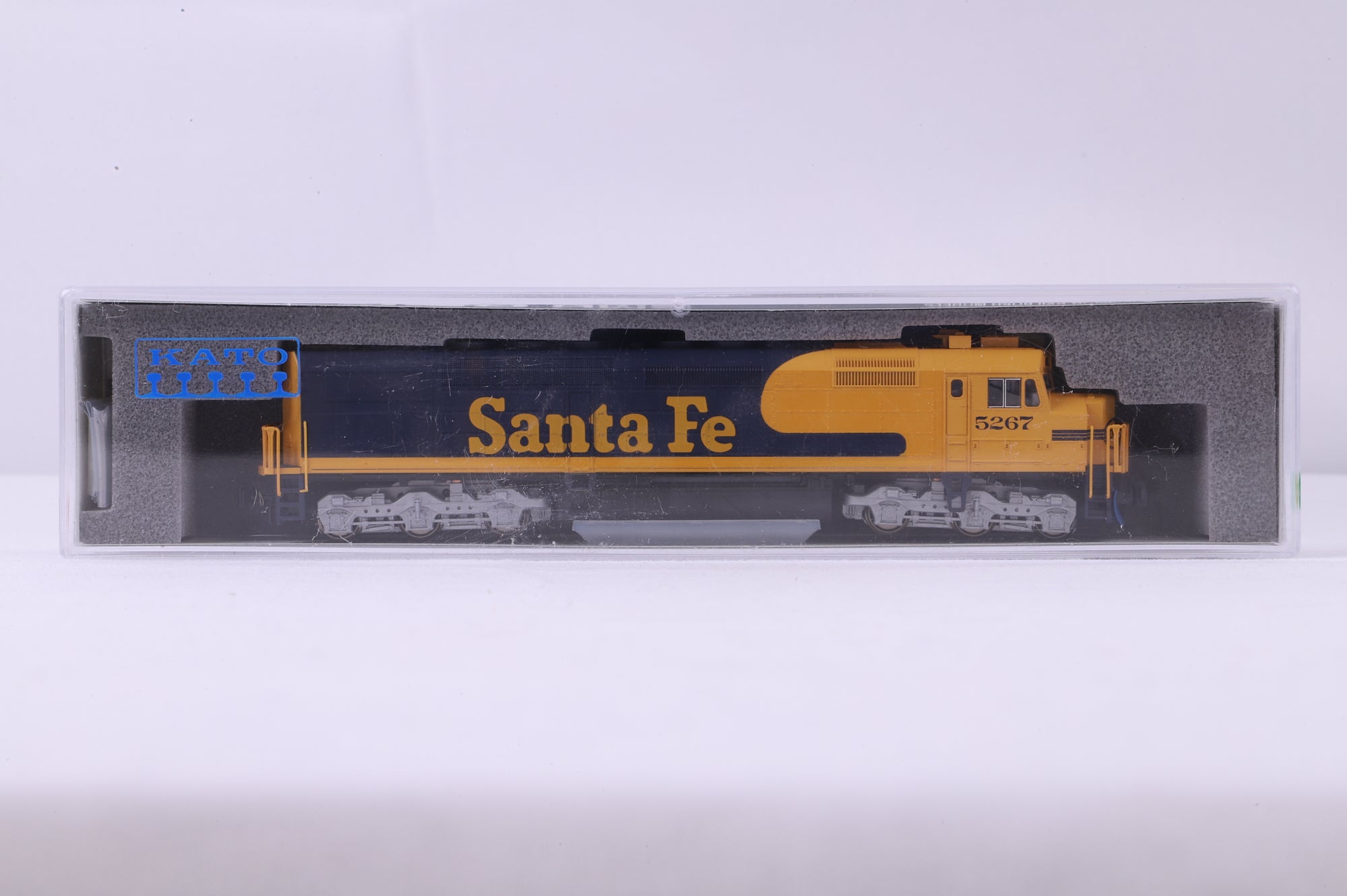 Kato N 176-9213 SDP40F Type IV AT&SF '5267' Diesel Locomotive