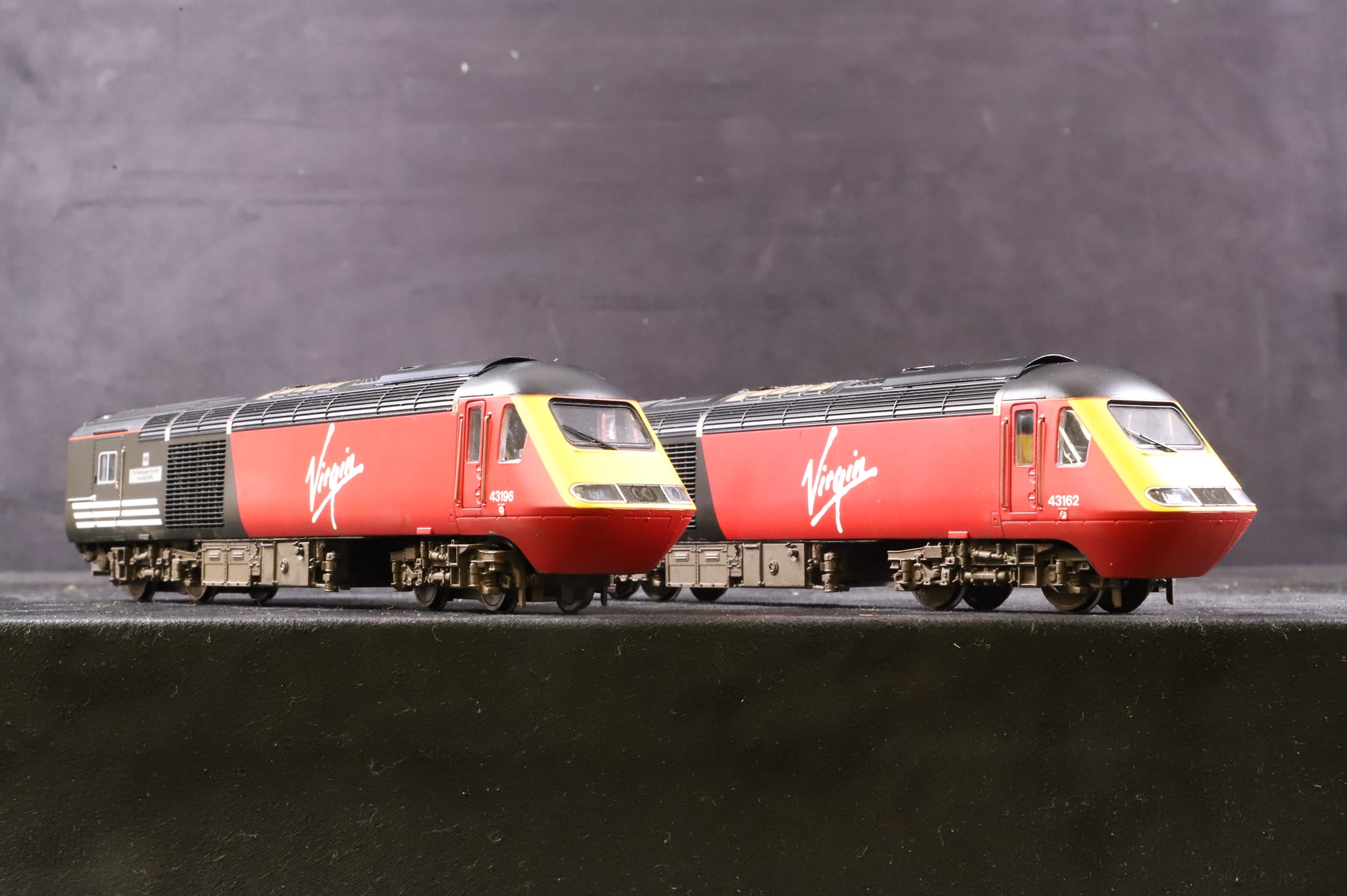 Hornby OO Class 43 HST Power Car & Dummy Virgin Livery Weathered