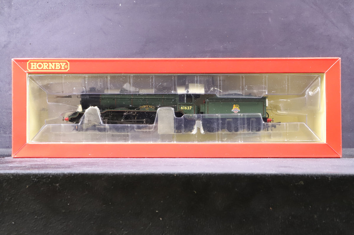 Hornby OO R2921 Class B17/1 61637 &#39;Thorpe Hall&#39; in Lined BR Green w/ Early Crests