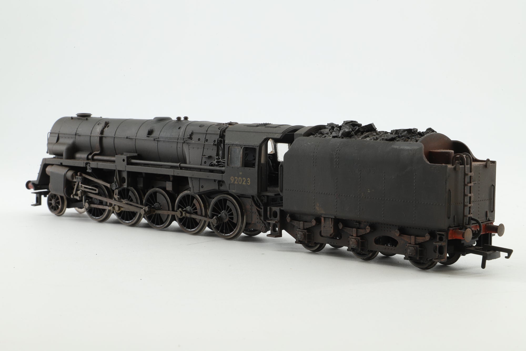 Hornby Railroad R3274 Class 9F w/ Crosti Boiler 92023 in BR Black w/ Late Crests - Heavily Weathered & DCC Sound