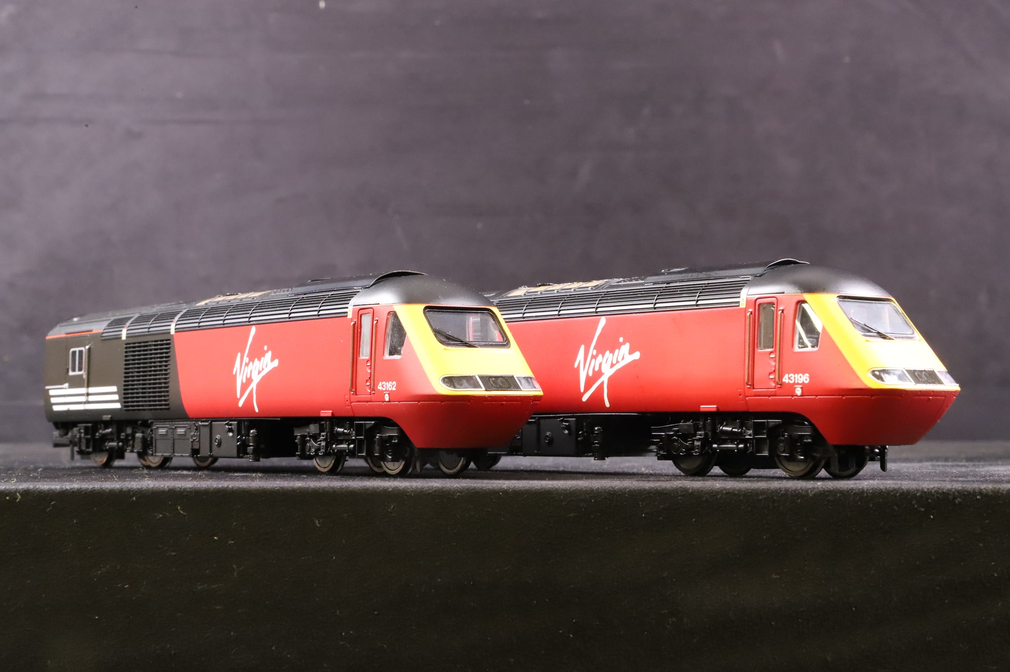 Hornby OO Class 43 HST Power Car & Dummy Virgin Livery