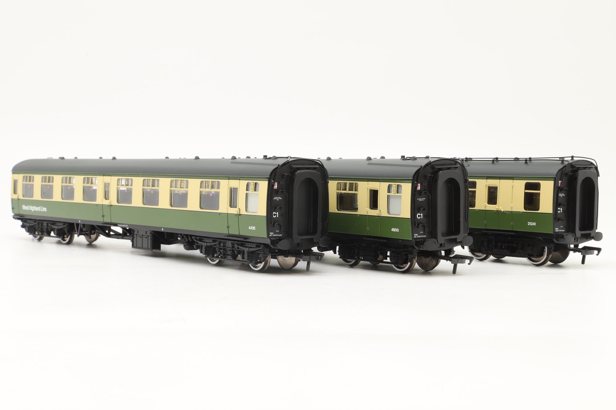 Bachmann OO 39-000J Triple Pack of Mk1s in BR West Highland Line Green/Cream