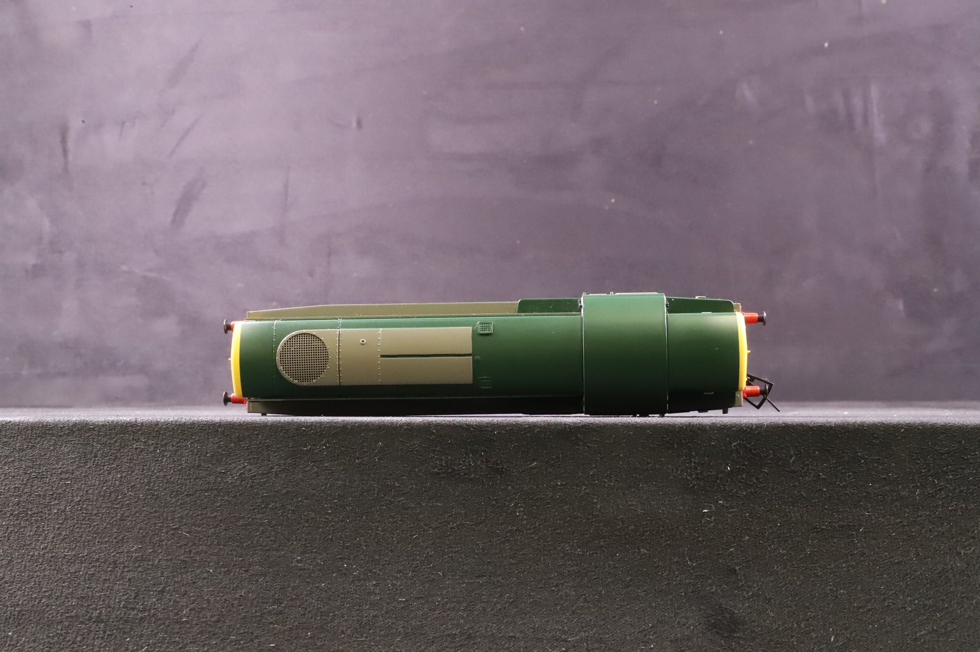 Heljan OO 1502 Class 15 D8229 in BR Green w/ Full Yellow Ends