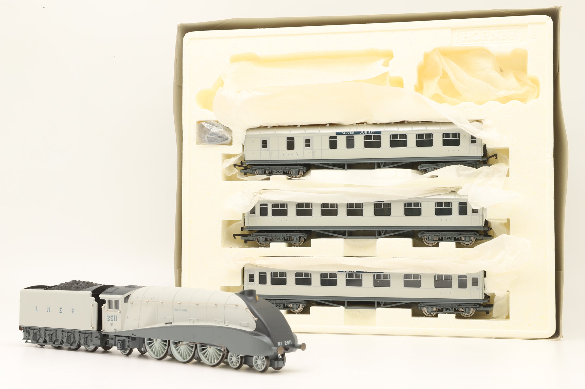 Hornby OO R2278M The Silver Jubilee Train Pack LNER A4 'Silver King' '2511'