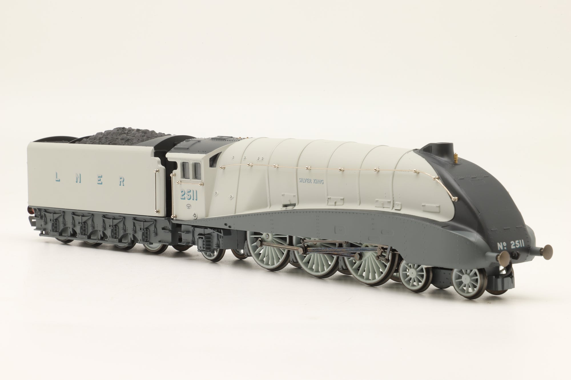 Hornby OO R2278M The Silver Jubilee Train Pack LNER A4 'Silver King' '2511'