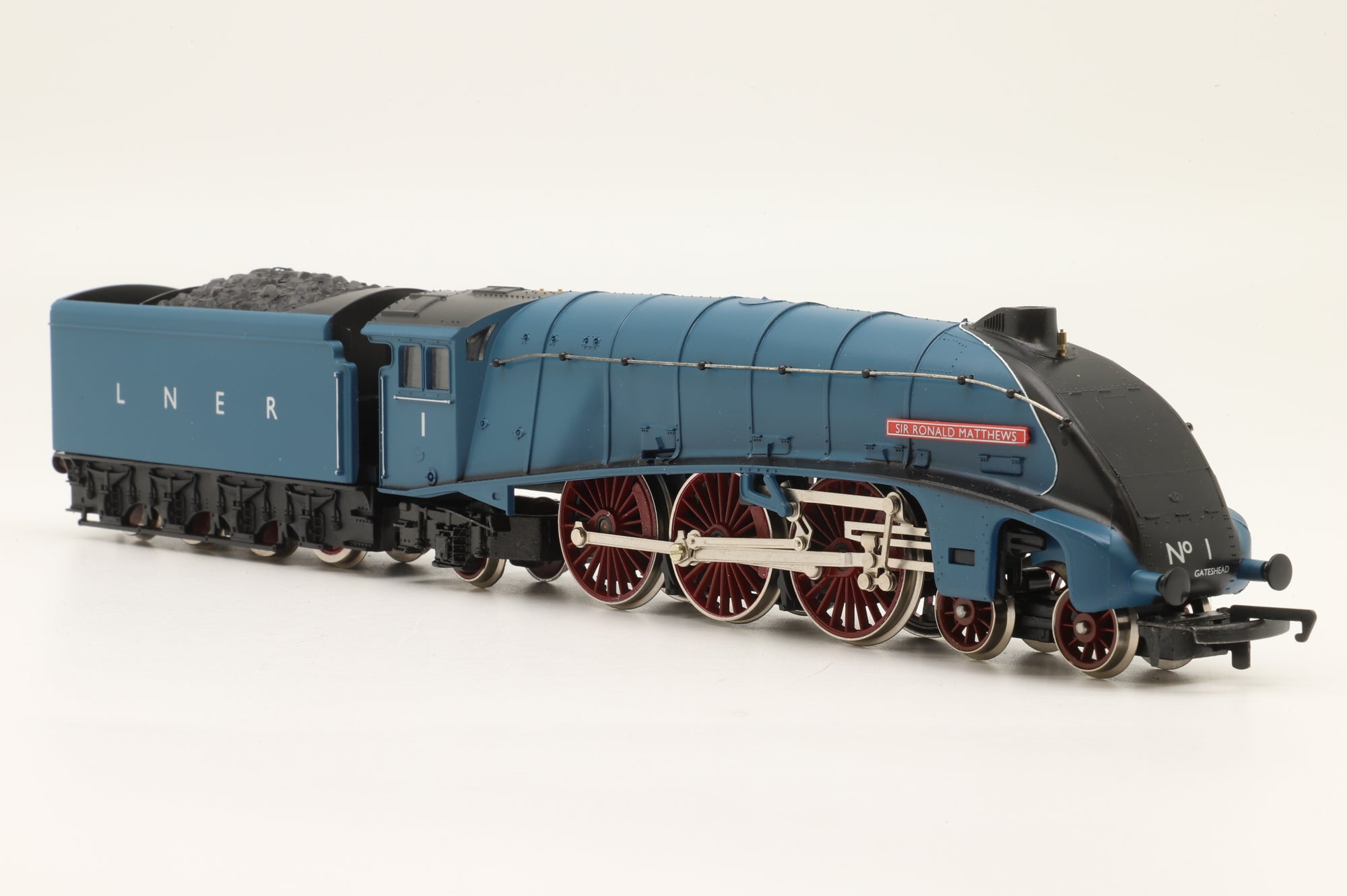 Hornby OO R649 LNER Class A4 'Sir Ronald Matthews' '1' & 'Going For The Record' Commemorative Plate Ltd. Ed. 2101/3000