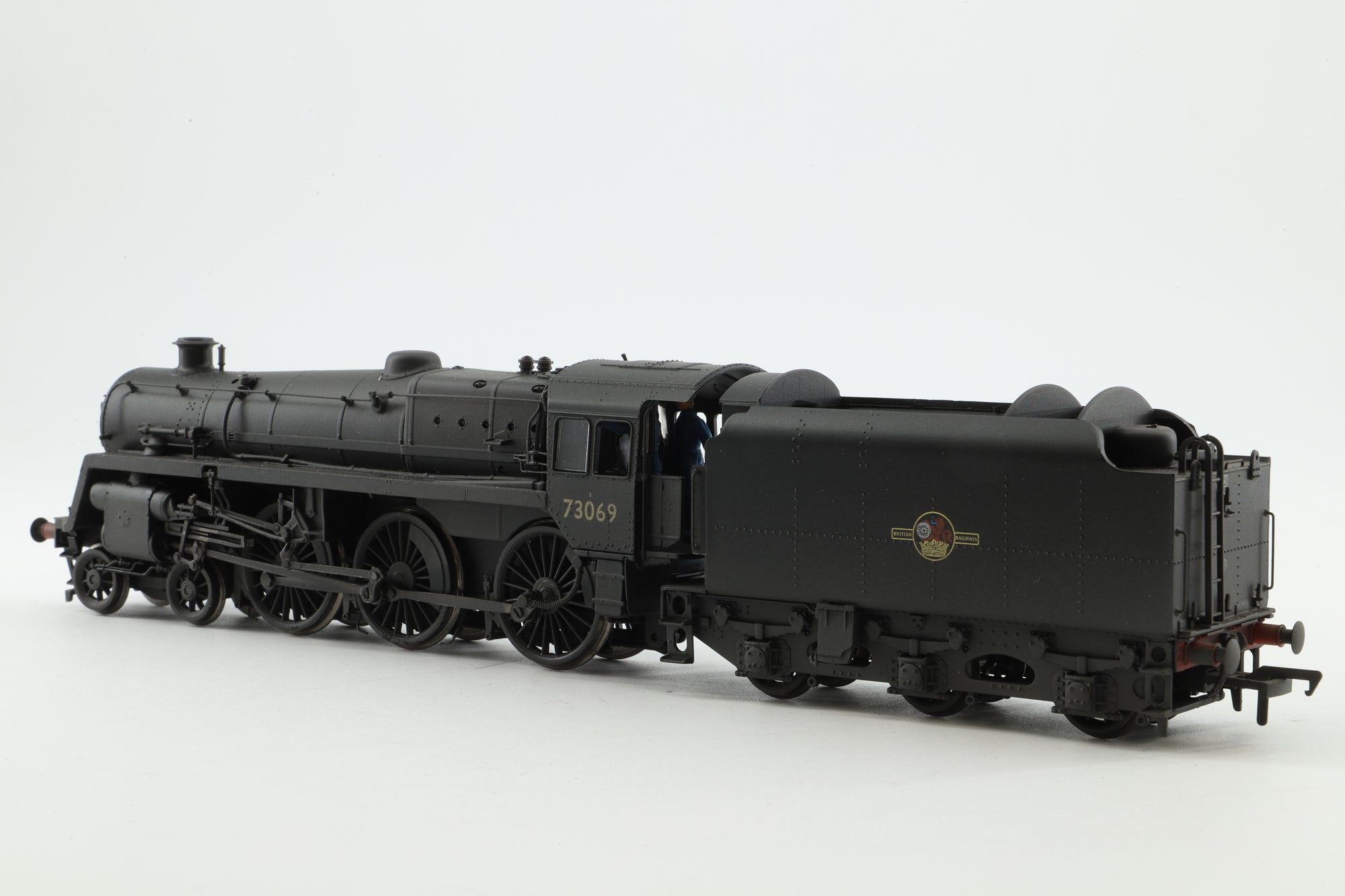 Bachmann OO 32-505 Class 5MT 73069 in BR Black w/ BR1C Tender & Late Crests - Weathered