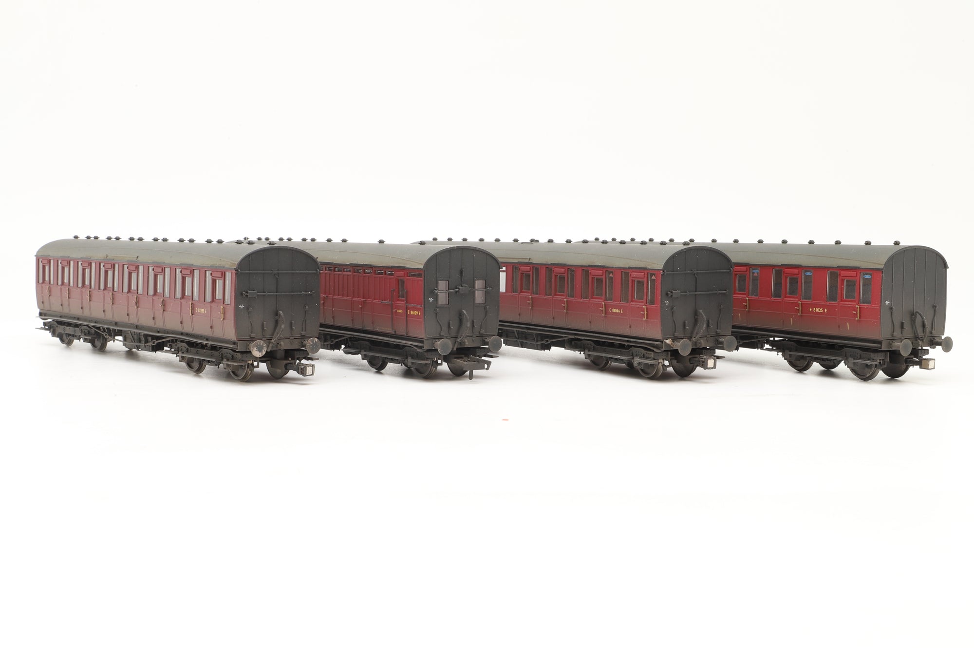 Hornby OO Rake of 4 BR Gresley Suburban Coaches, Weathered