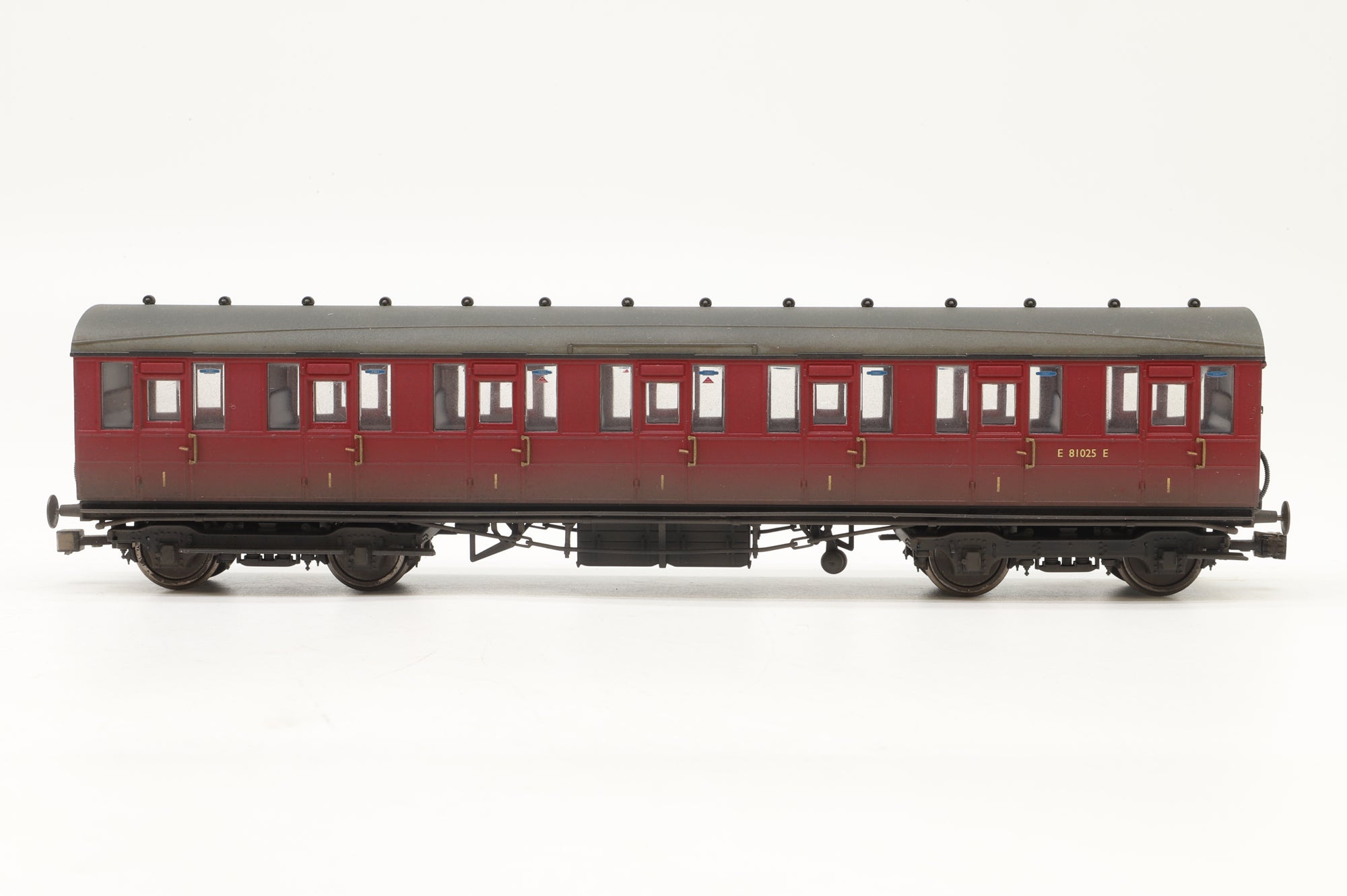 Hornby OO Rake of 4 BR Gresley Suburban Coaches, Weathered
