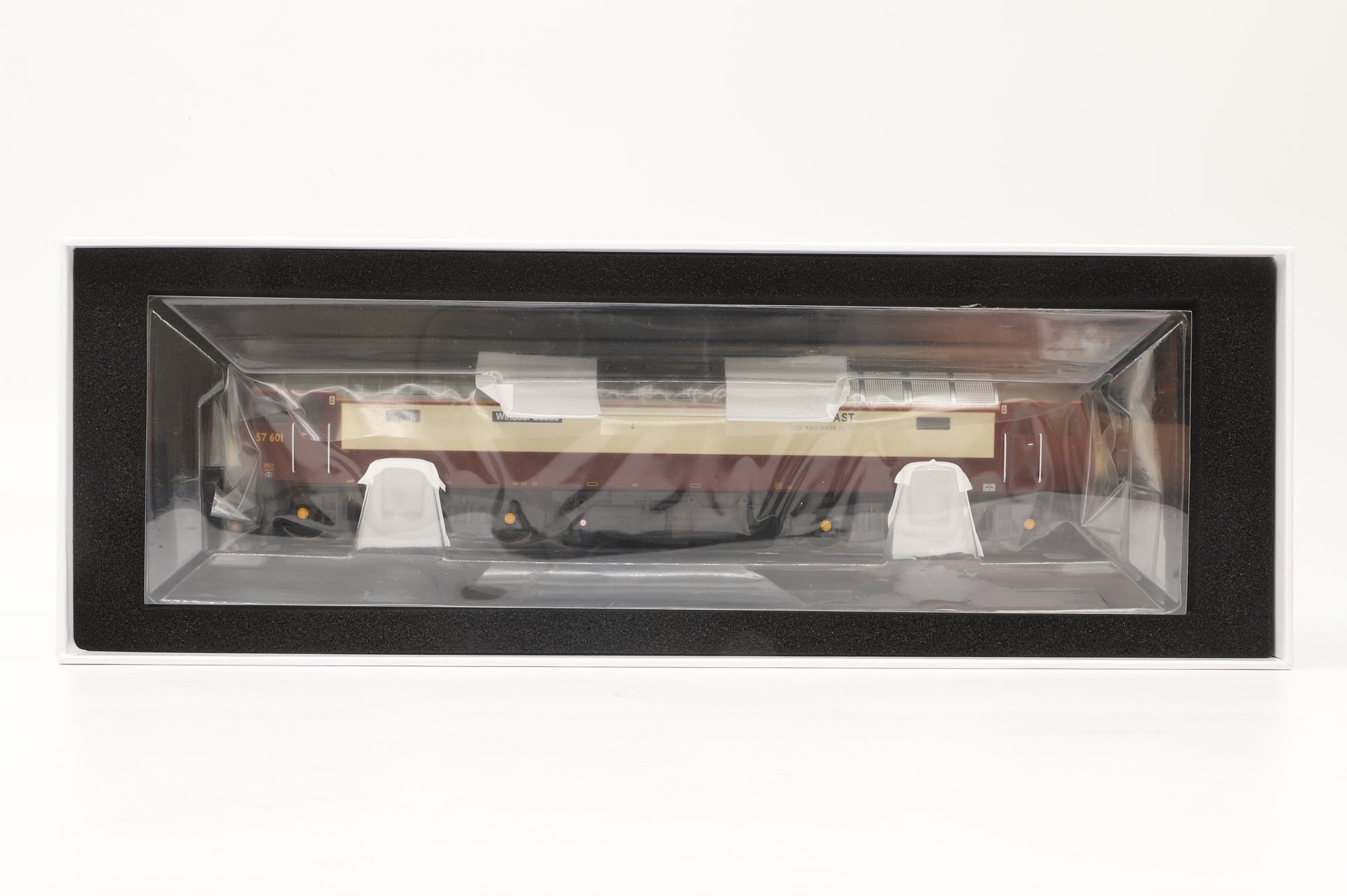 Heljan OO 5712 Class 57 '57601' Diesel Locomotive WCRC Red/ Cream