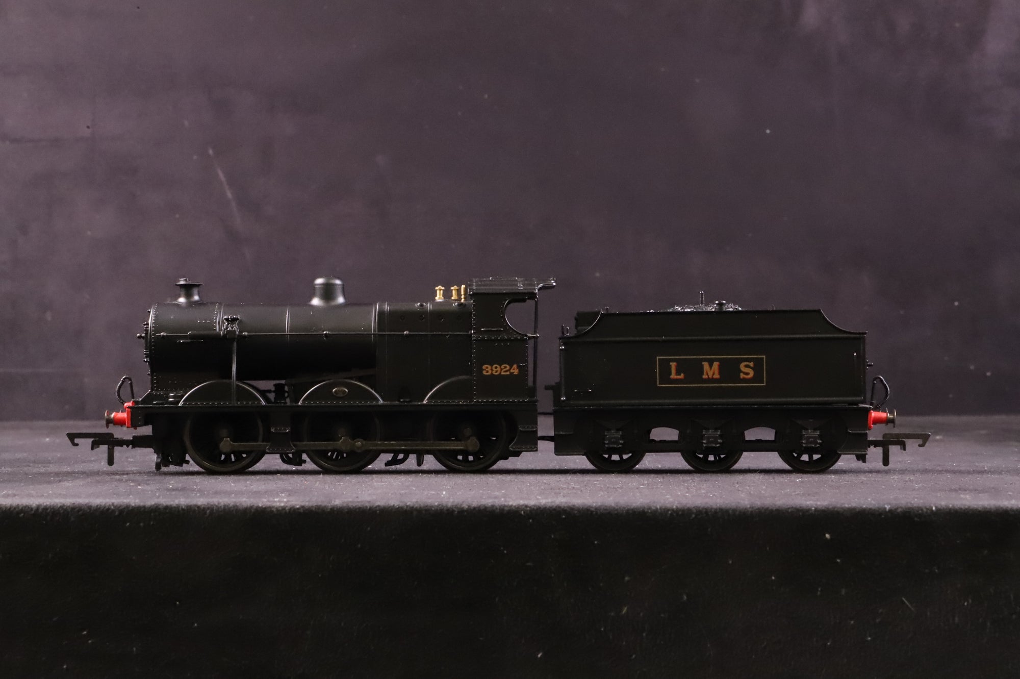 Hornby OO R30221 Class 4F 0-6-0 '3924' LMS Black 'the Railway Children Return'