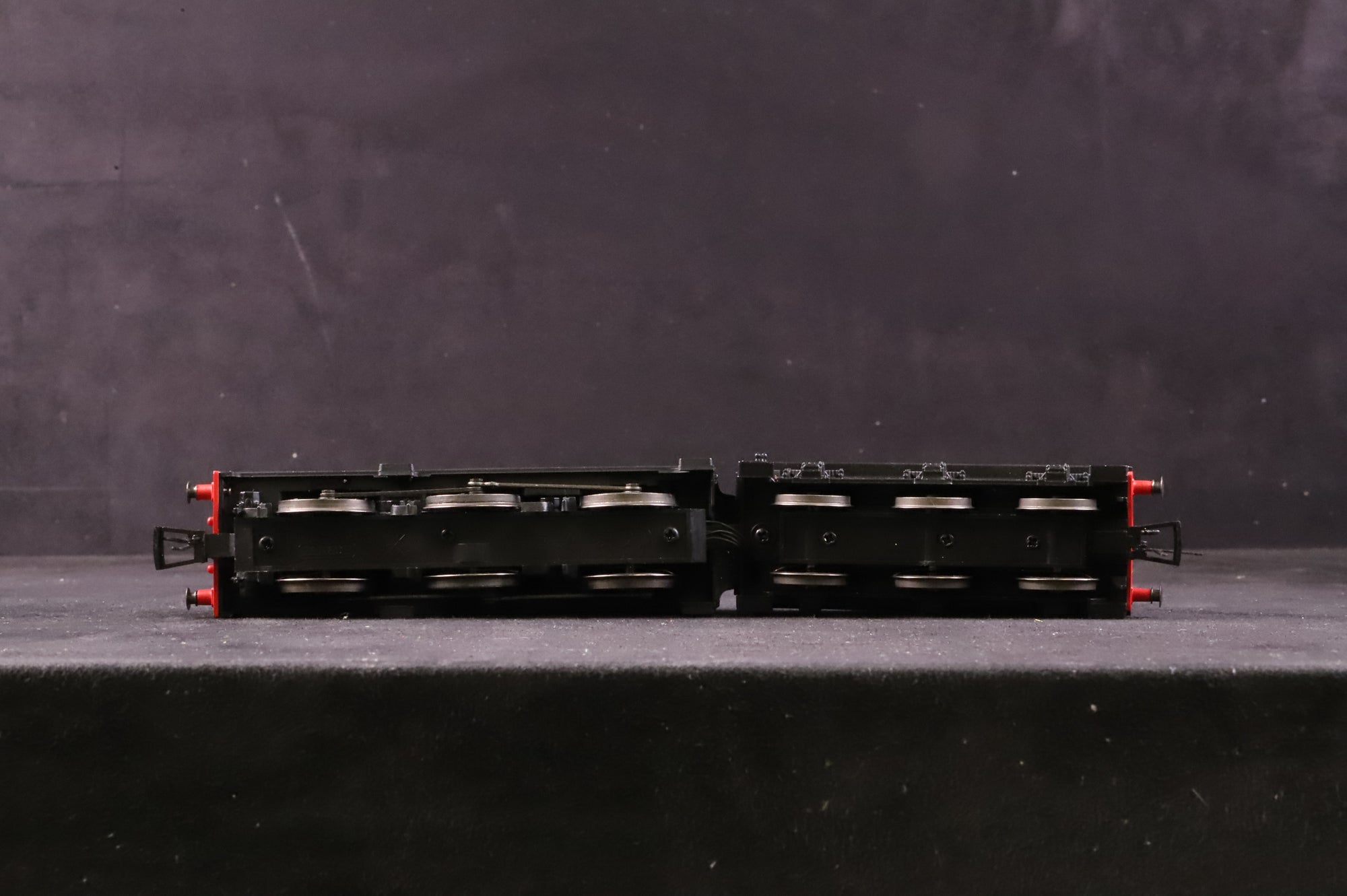 Hornby OO R30221 Class 4F 0-6-0 '3924' LMS Black 'the Railway Children Return'