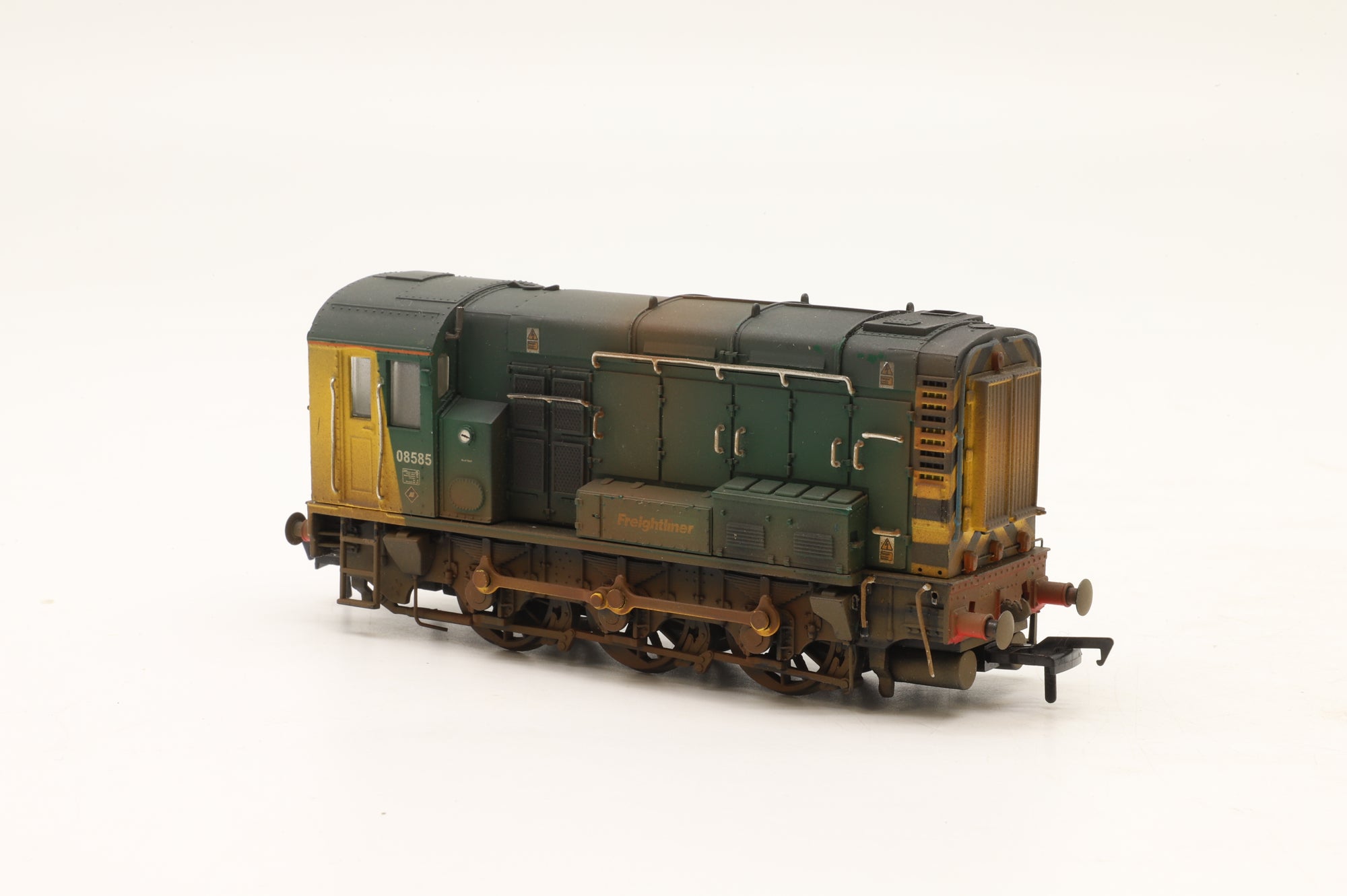 Bachmann OO 32-106 Class 08 08585 in Freightliner Livery – DCC Sound & Weathered