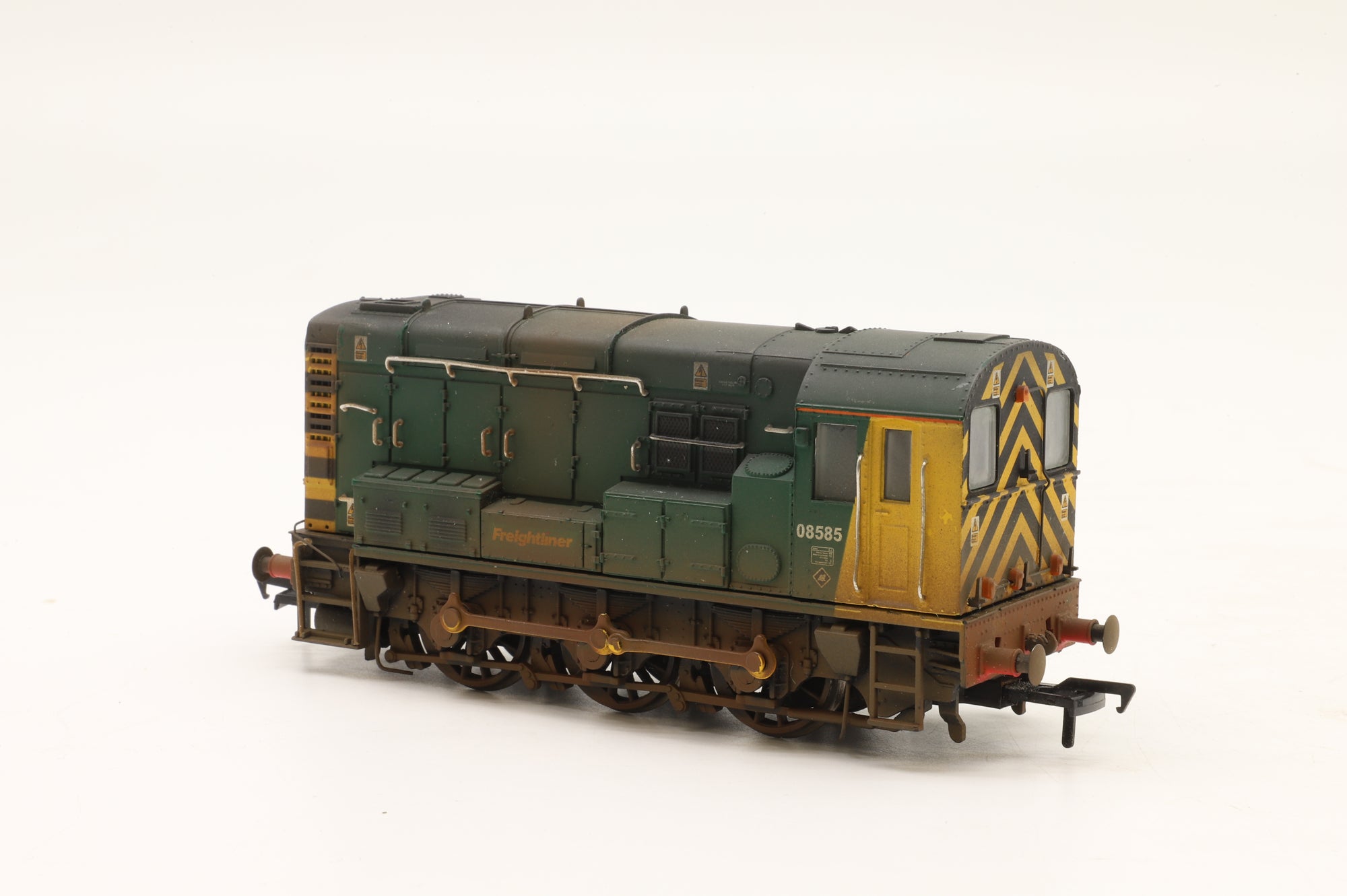 Bachmann OO 32-106 Class 08 08585 in Freightliner Livery – DCC Sound & Weathered