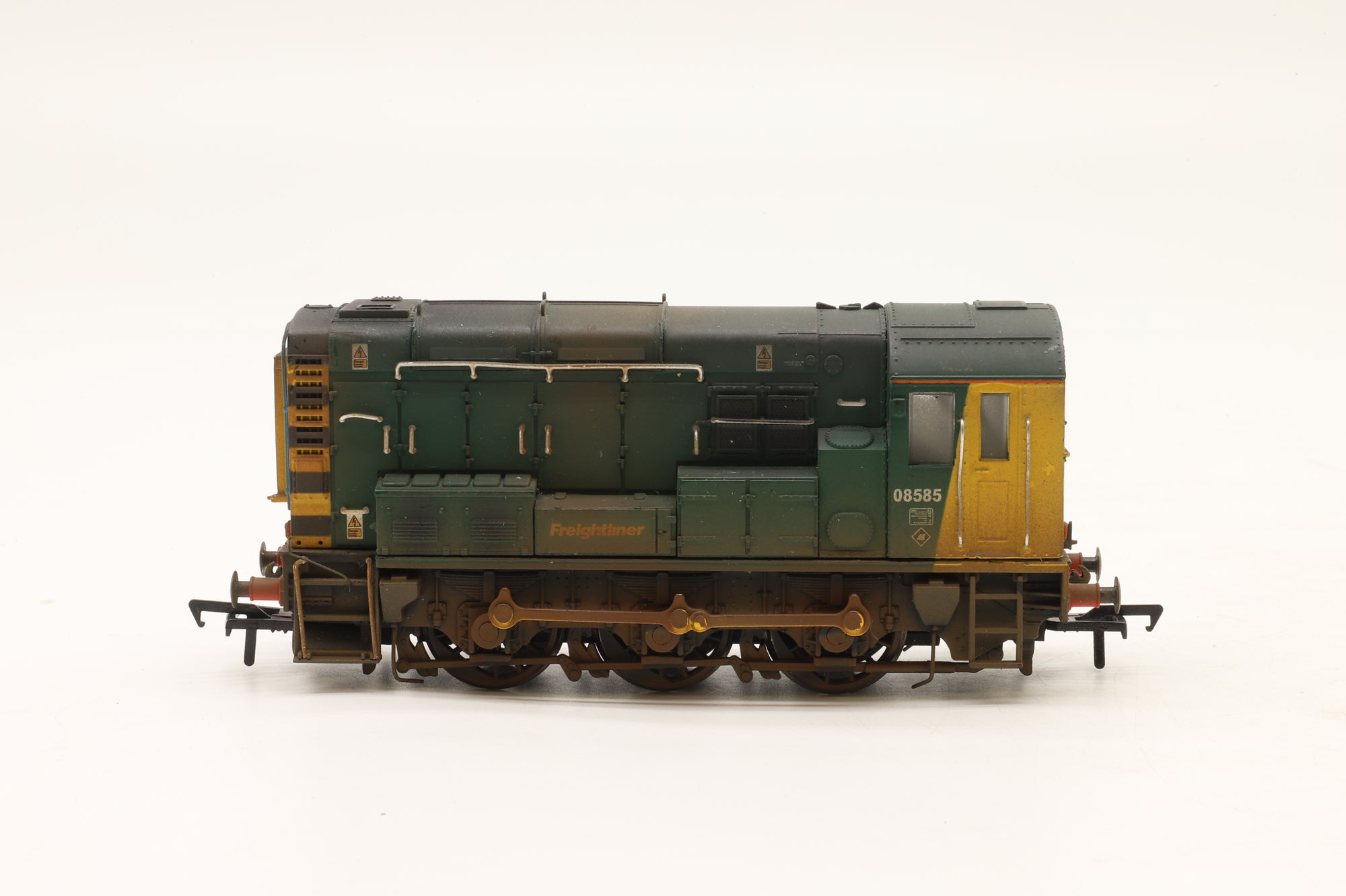 Bachmann OO 32-106 Class 08 08585 in Freightliner Livery – DCC Sound & Weathered