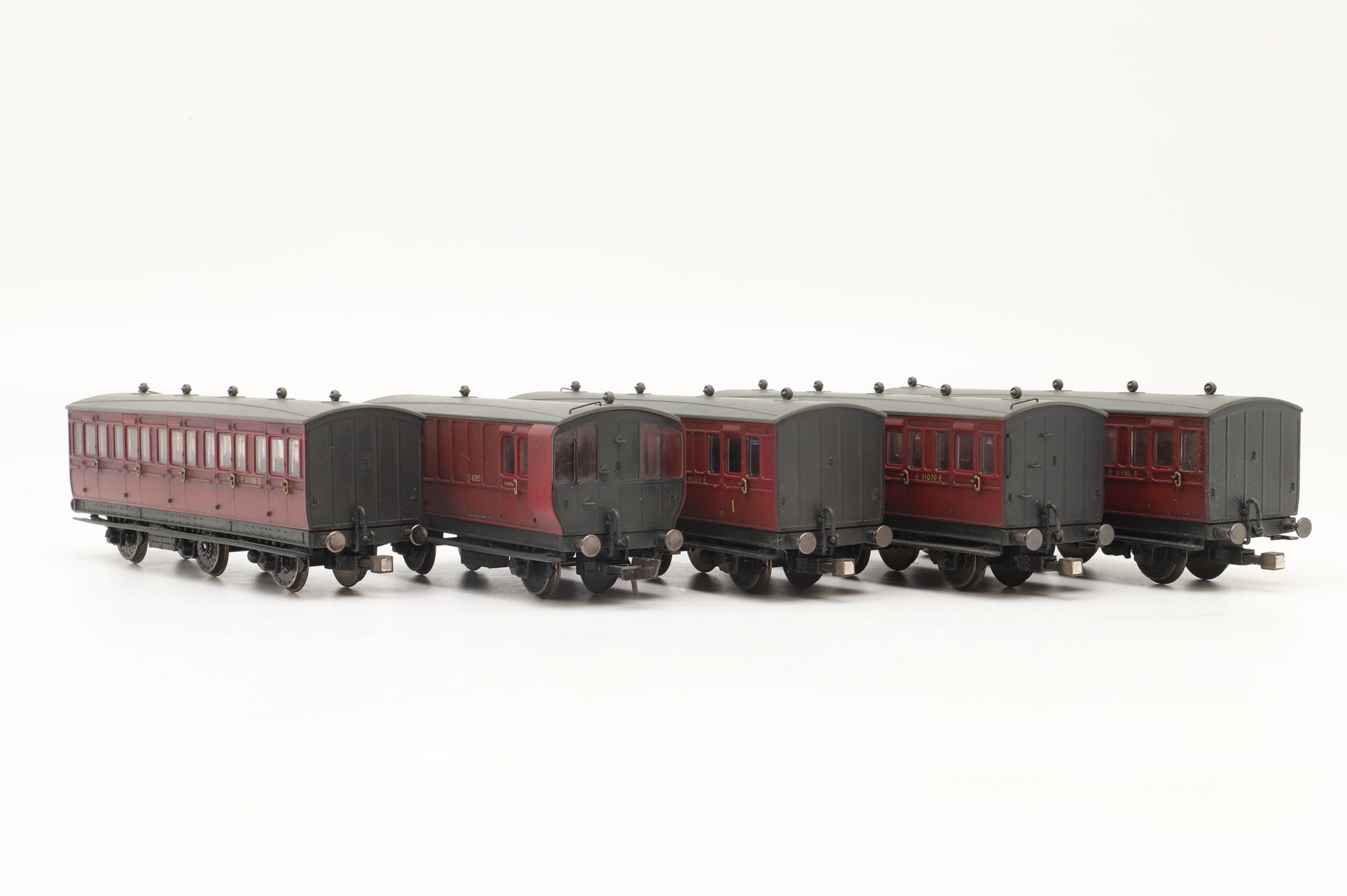 Hornby OO Rake of 5 BR Maroon Coaches, Weathered