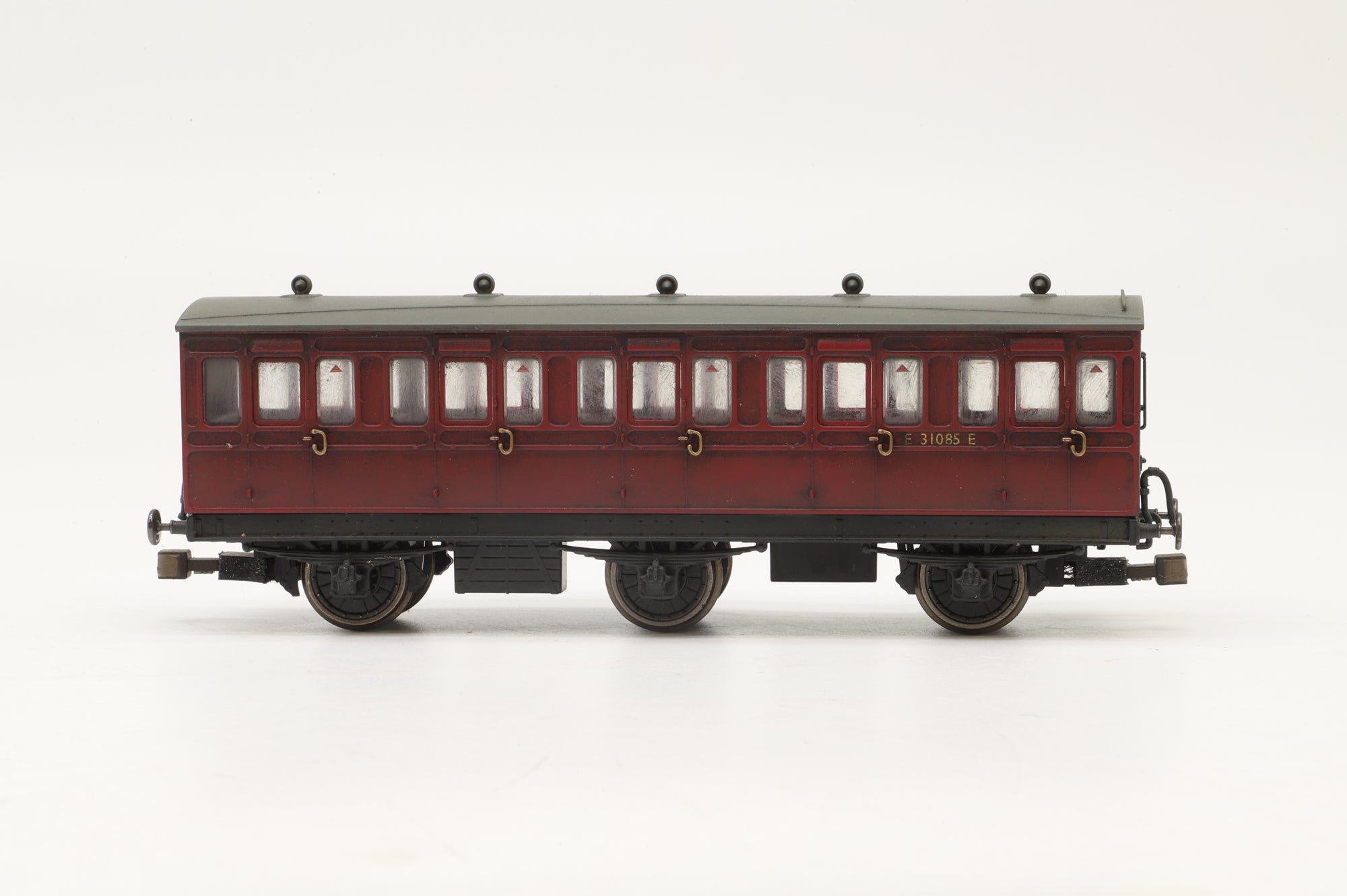 Hornby OO Rake of 5 BR Maroon Coaches, Weathered