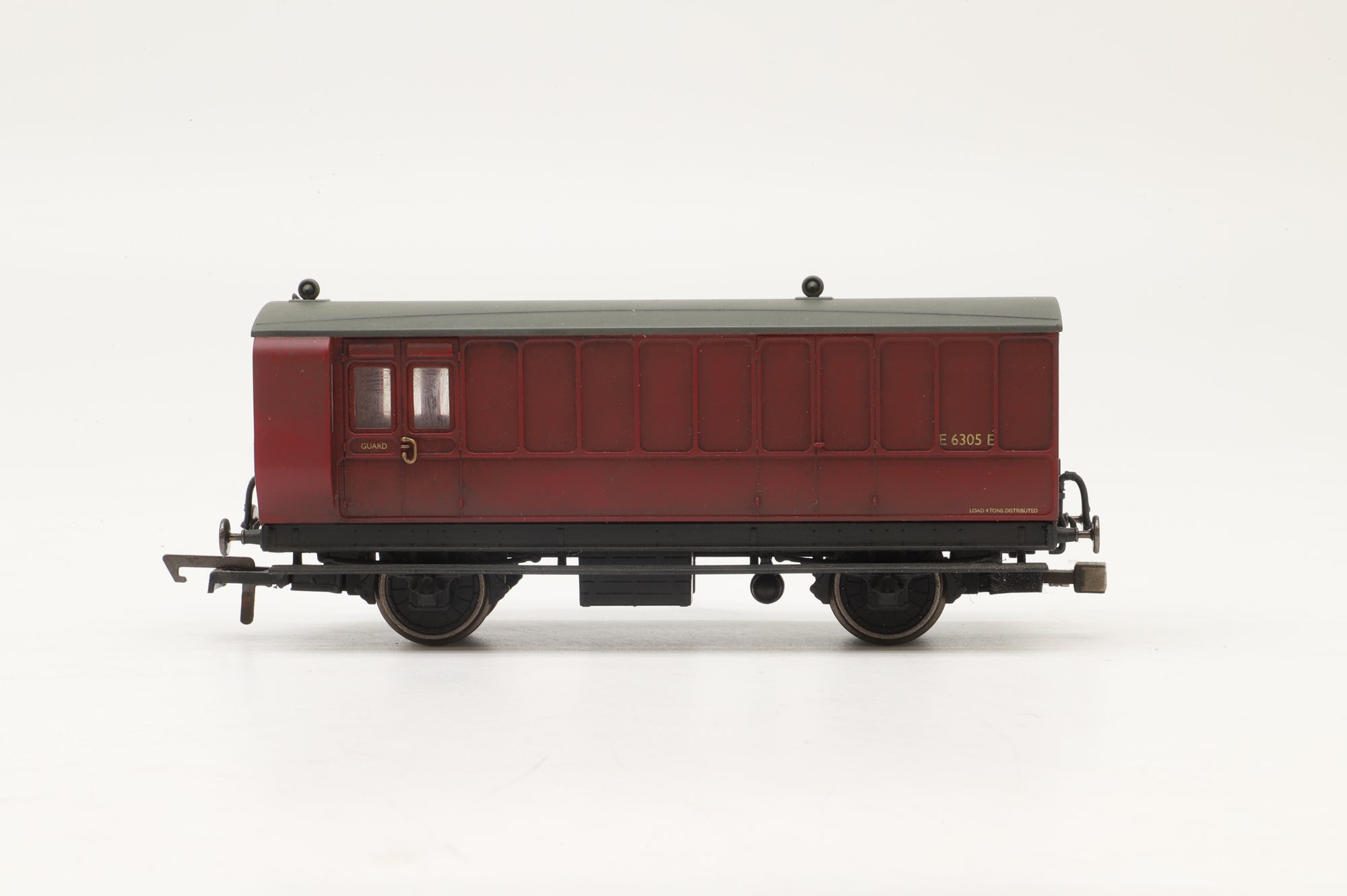 Hornby OO Rake of 5 BR Maroon Coaches, Weathered