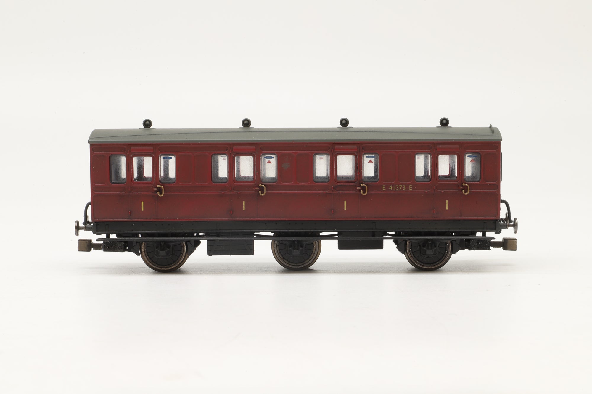 Hornby OO Rake of 5 BR Maroon Coaches, Weathered