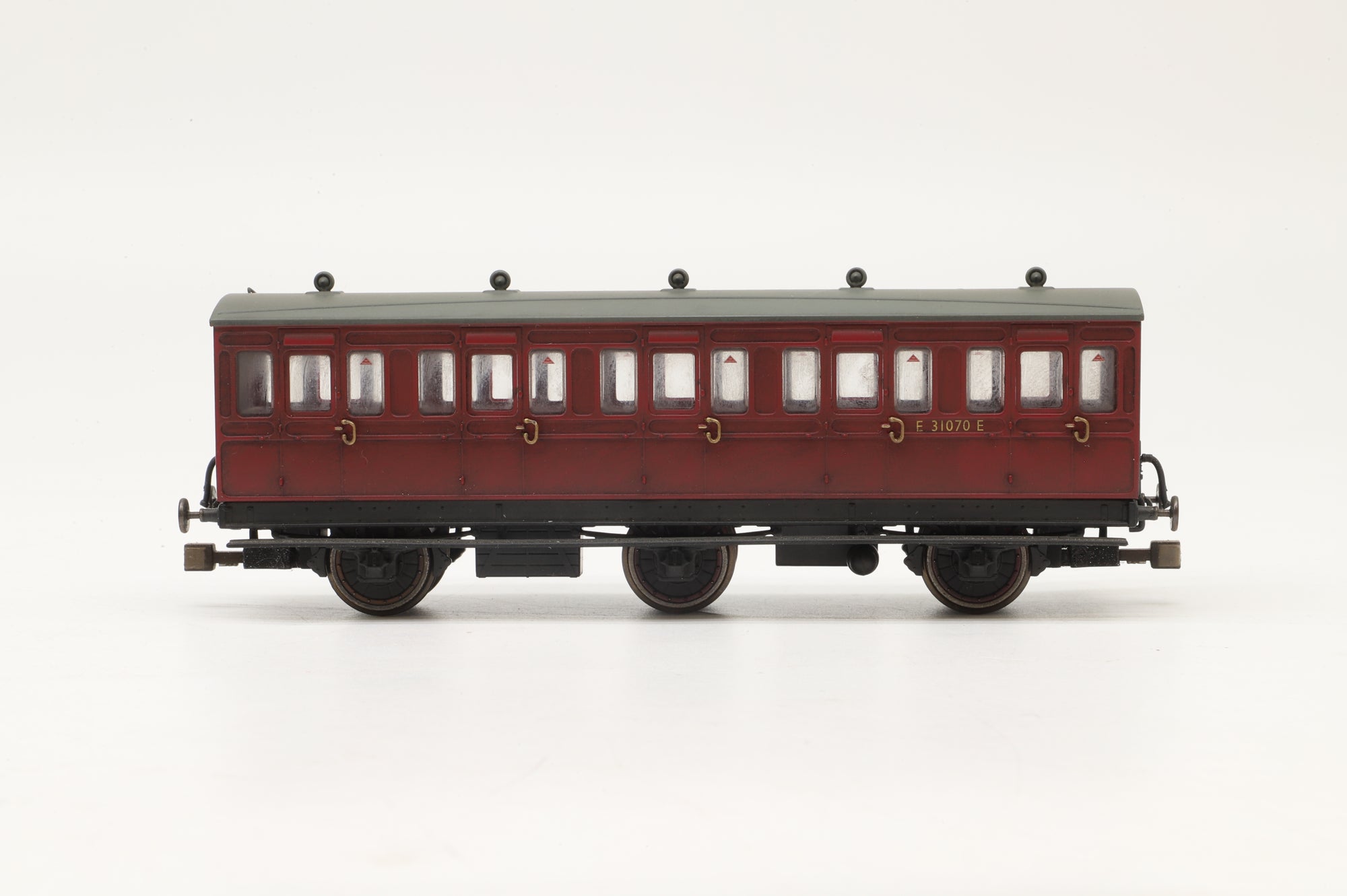 Hornby OO Rake of 5 BR Maroon Coaches, Weathered