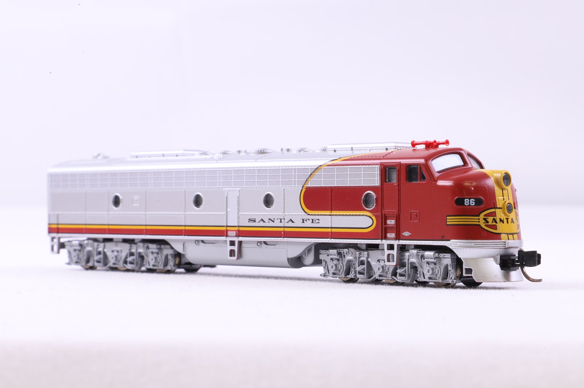 Kato N 176-5304 E8/9 AT&SF '86' Diesel Locomotive