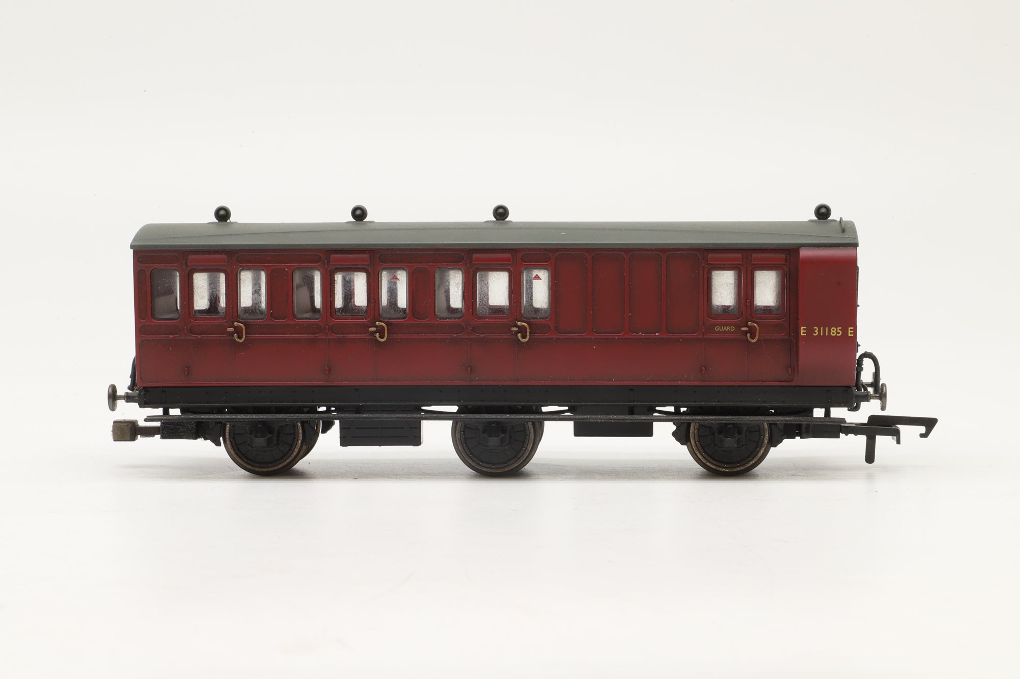Hornby OO Rake of 5 BR Maroon Coaches, Weathered