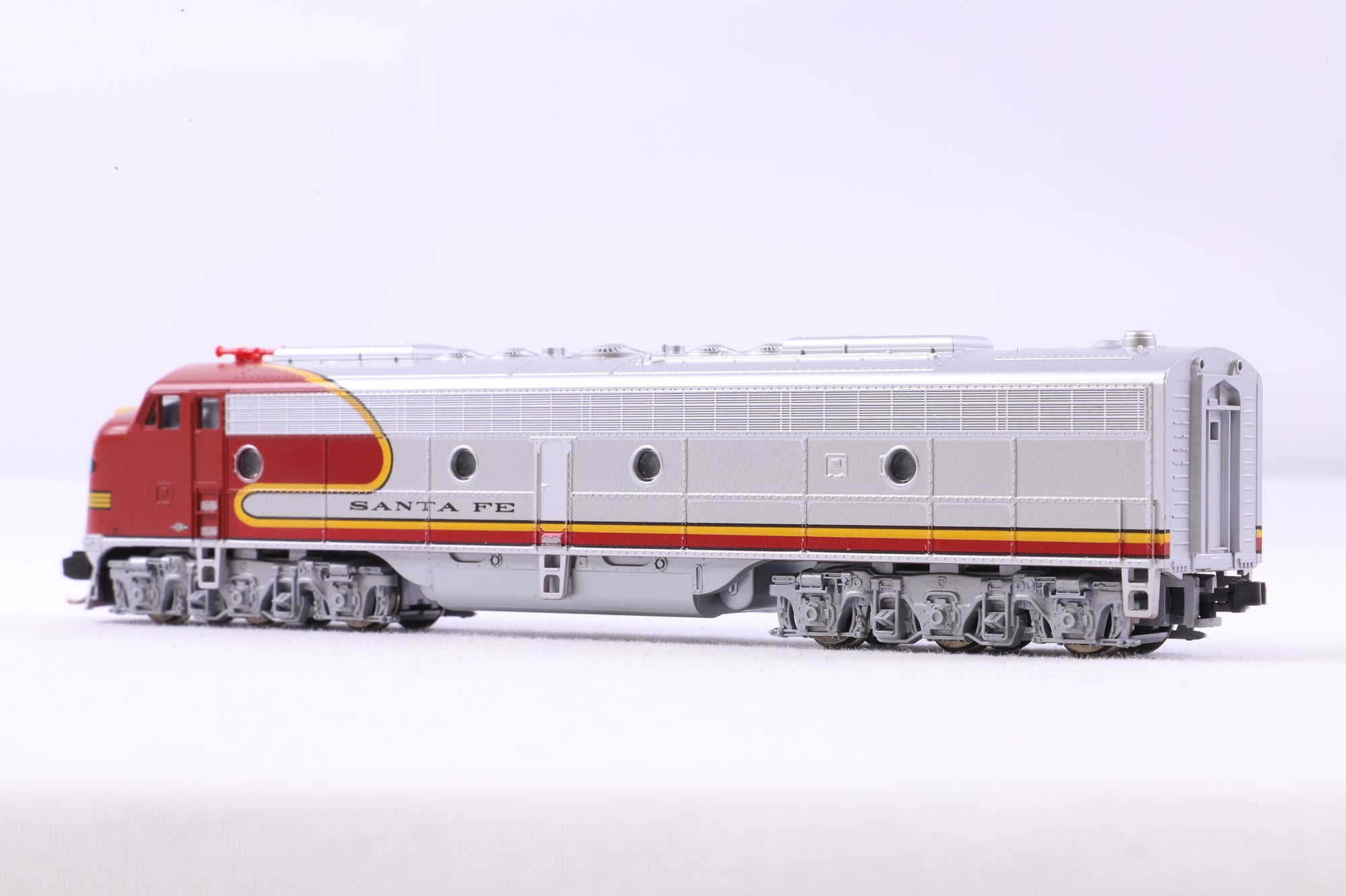 Kato N 176-5304 E8/9 AT&SF '86' Diesel Locomotive