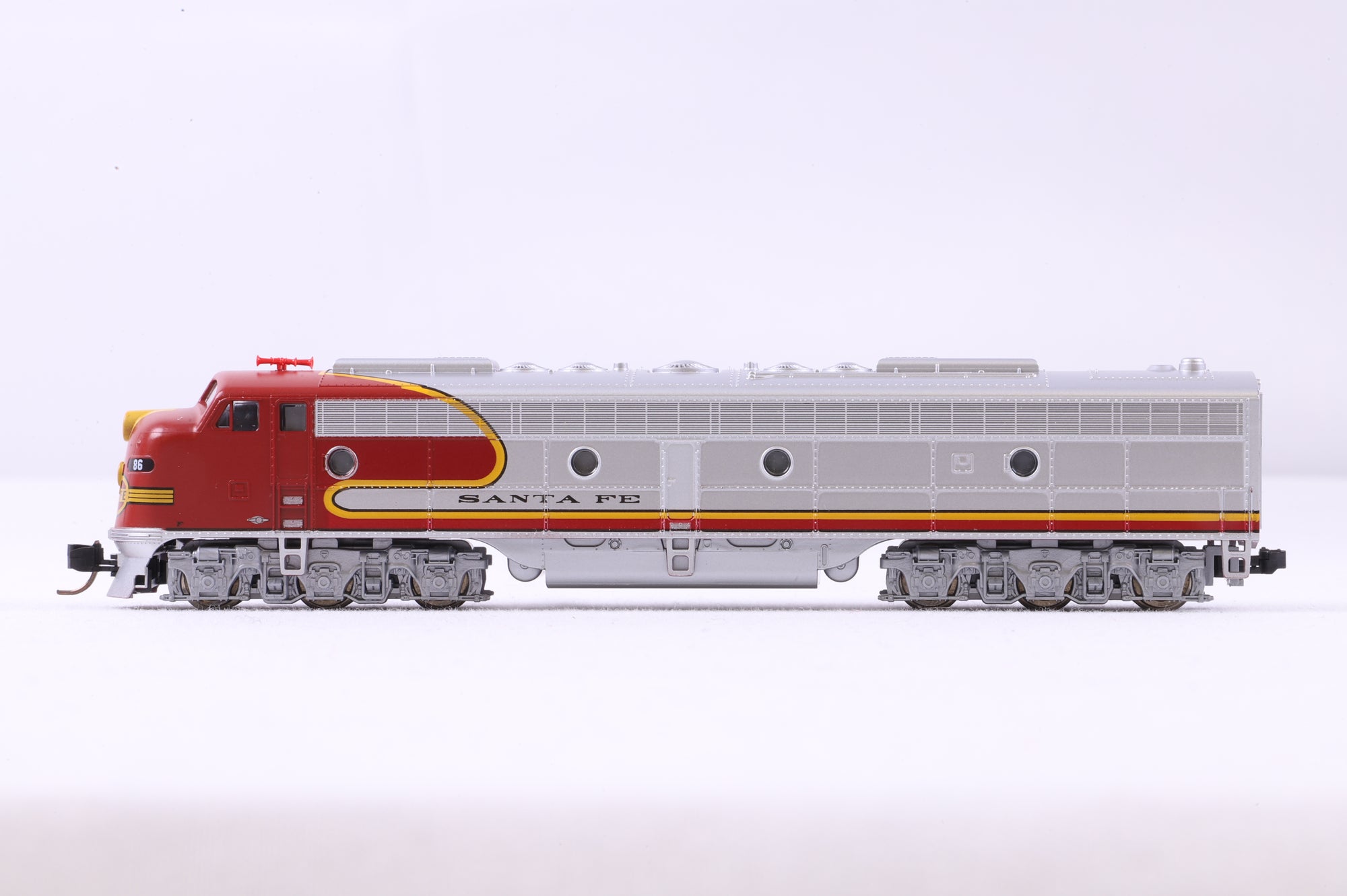 Kato N 176-5304 E8/9 AT&SF '86' Diesel Locomotive