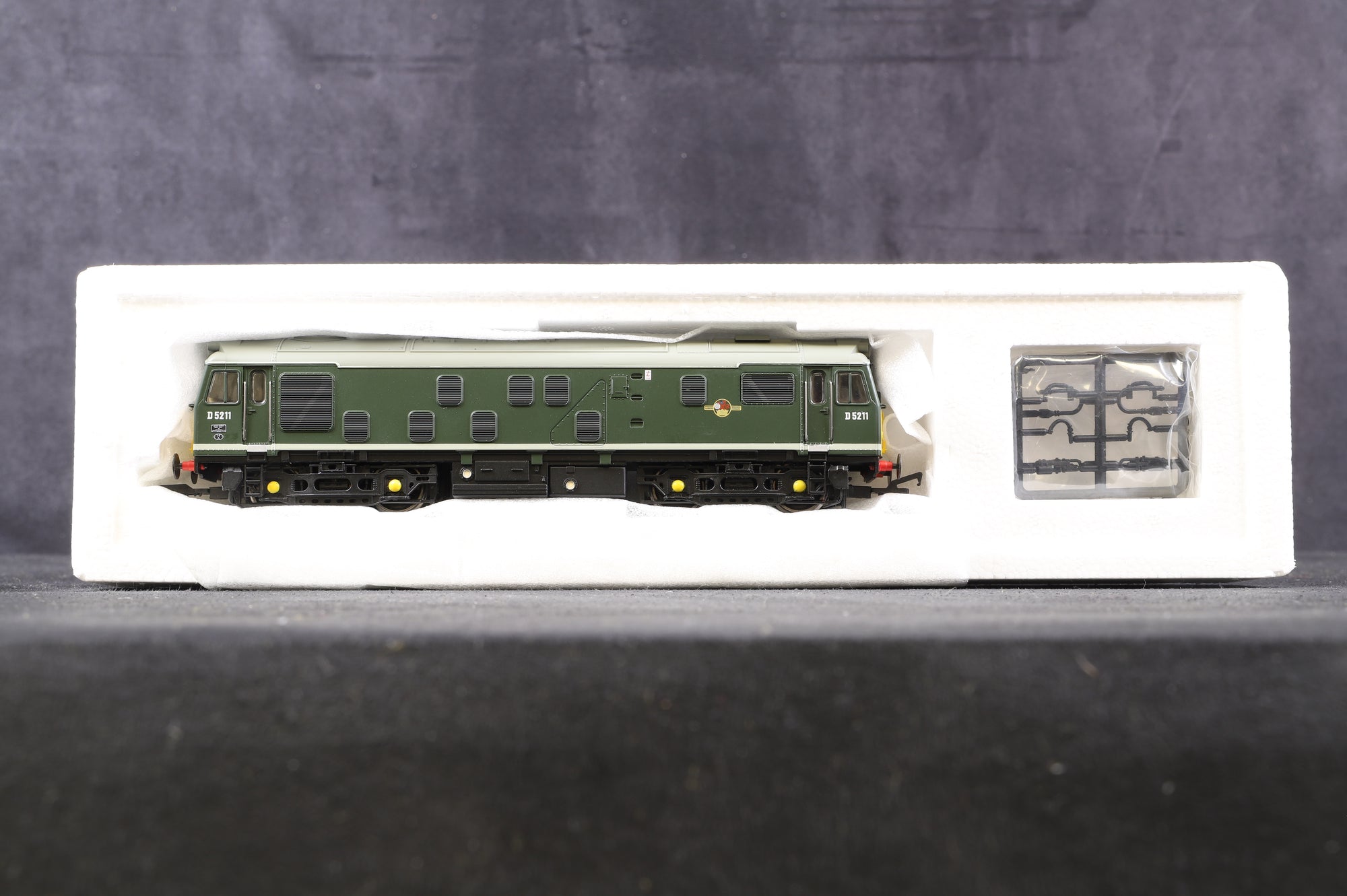 Bachmann OO 32-325 Class 25/1 D5211 in BR Green