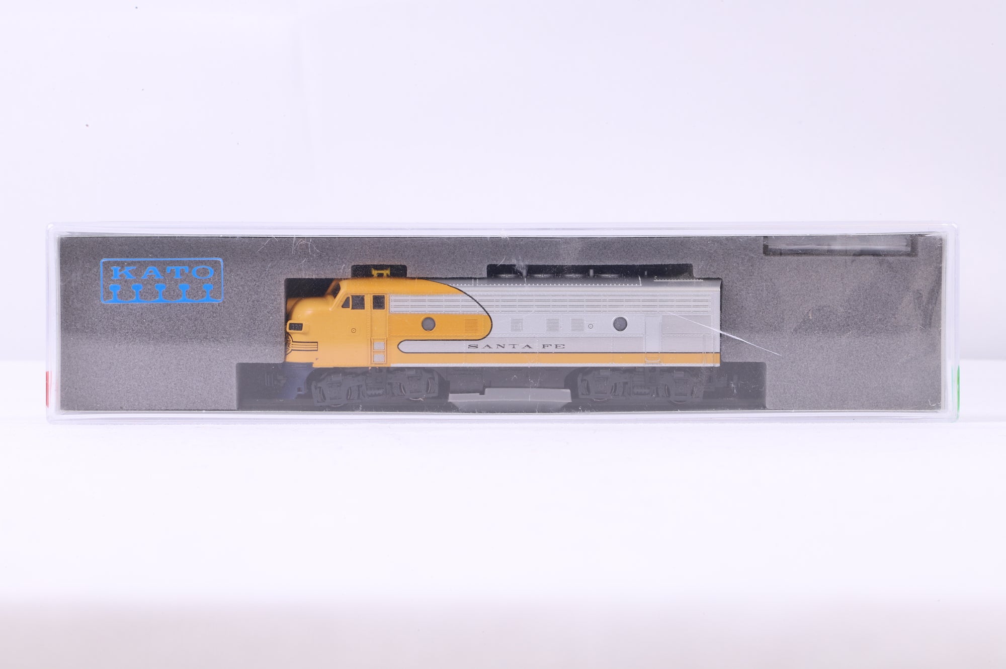 Kato N 176-2140 F7A AT&SF Yellowbonnet Freight '330' Diesel Locomotive