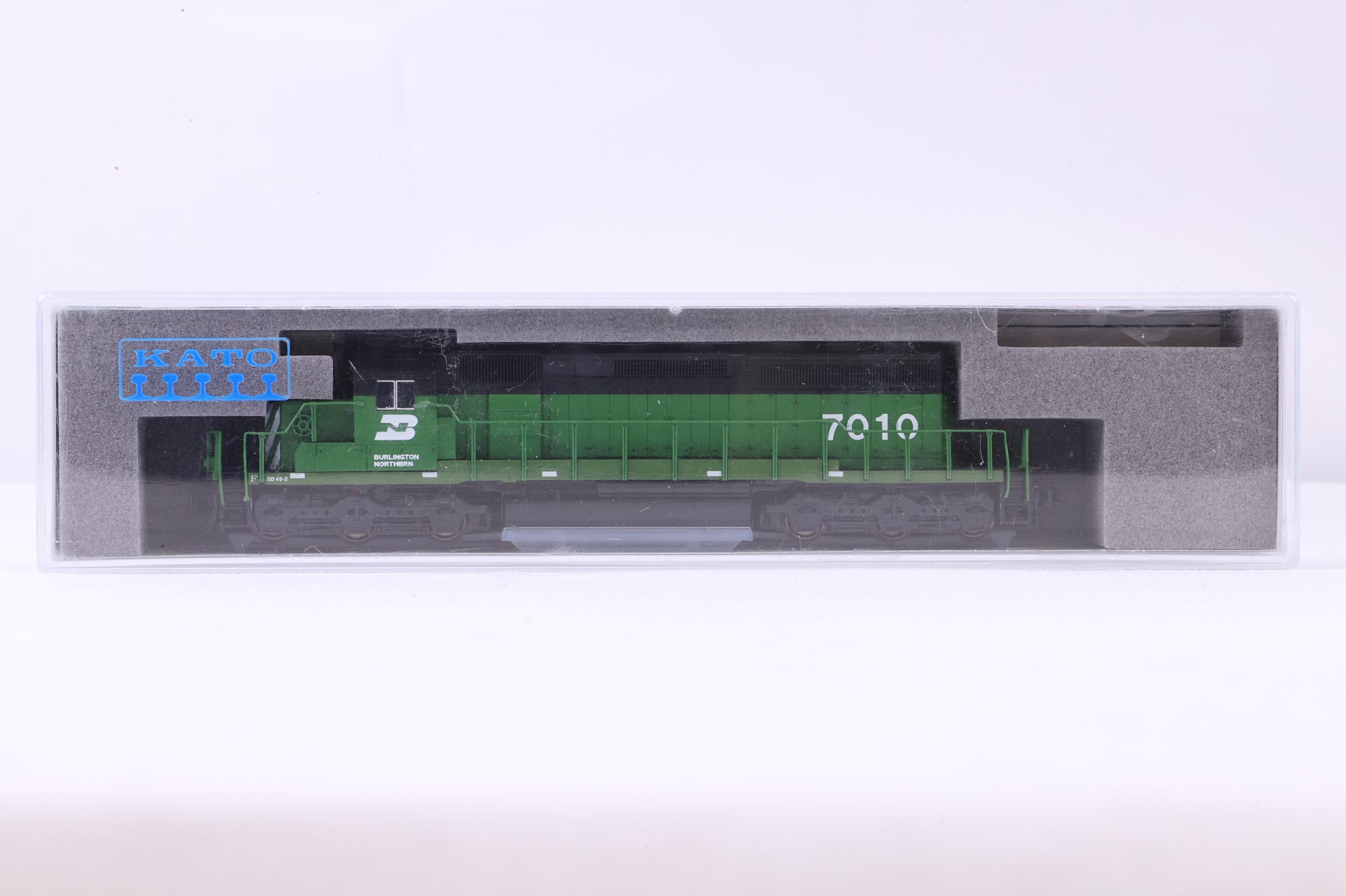 Kato N 176-4955 SD40-2 Mid Cab Headlight BN '7010' Diesel Locomotive