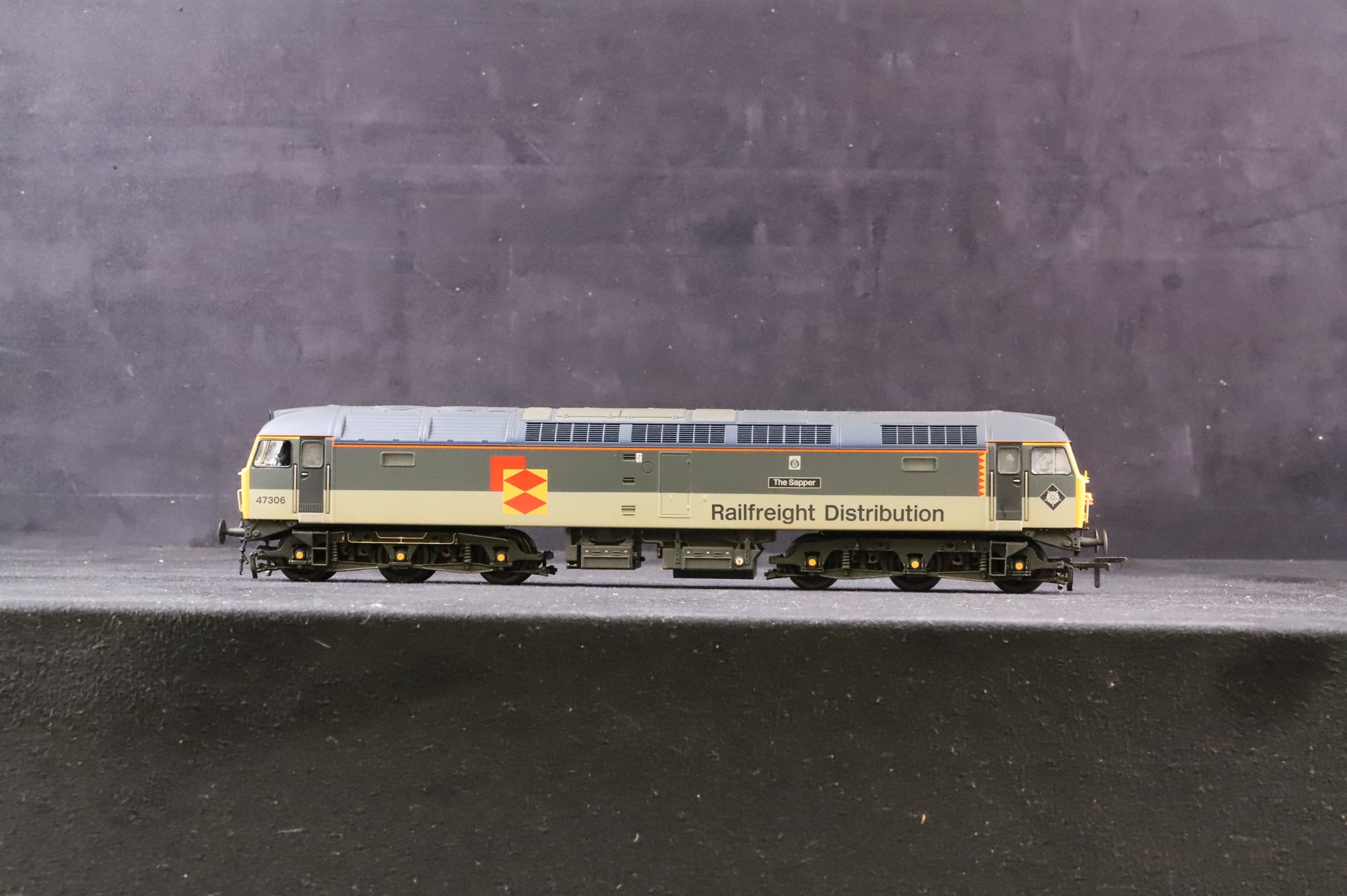 Bachmann 32-816Z Class 47 '47306' 'The Sapper' BR Railfreight Distribution (Weathered) Kernow Exclusive
